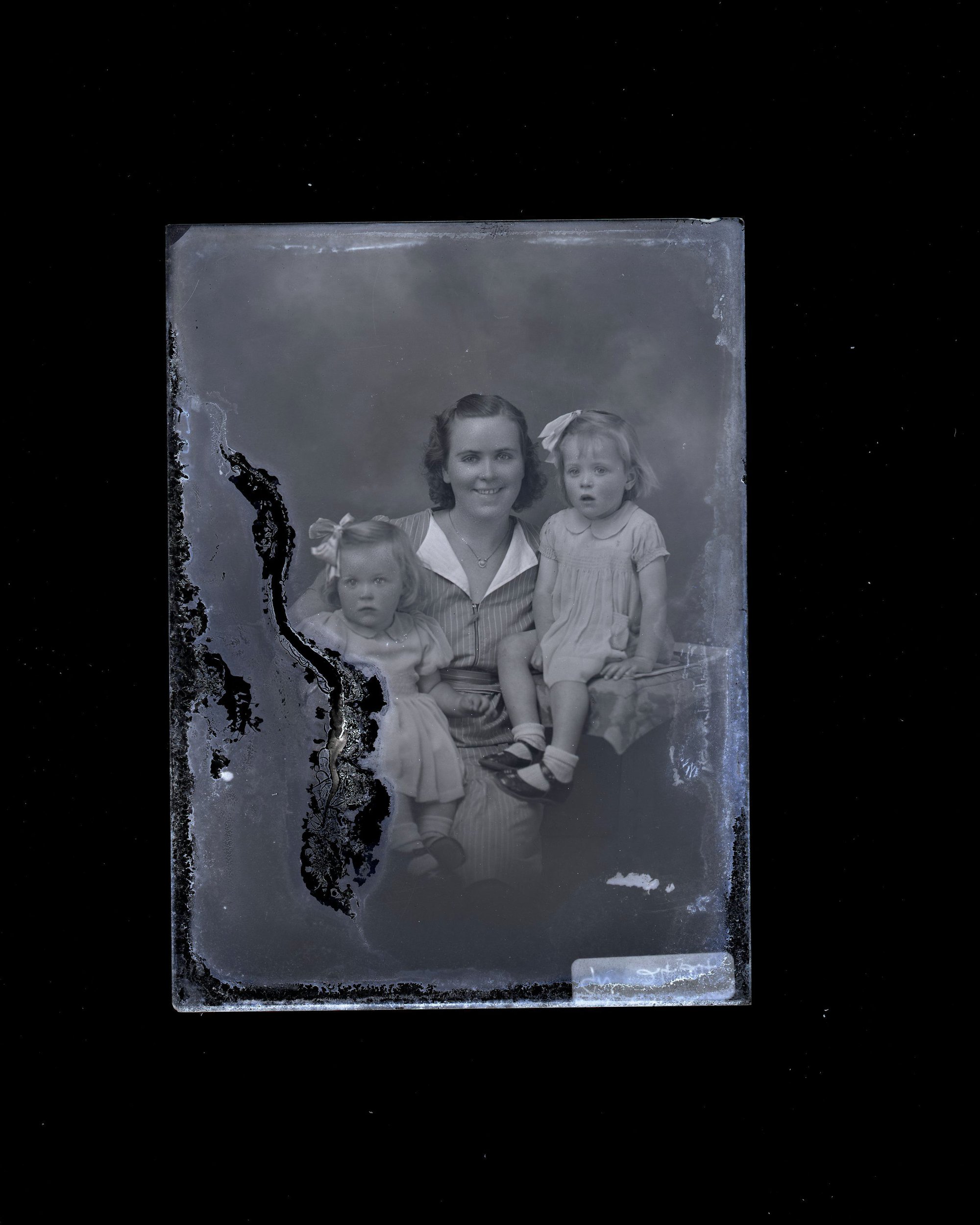 Mother &amp; Daughters - No Name