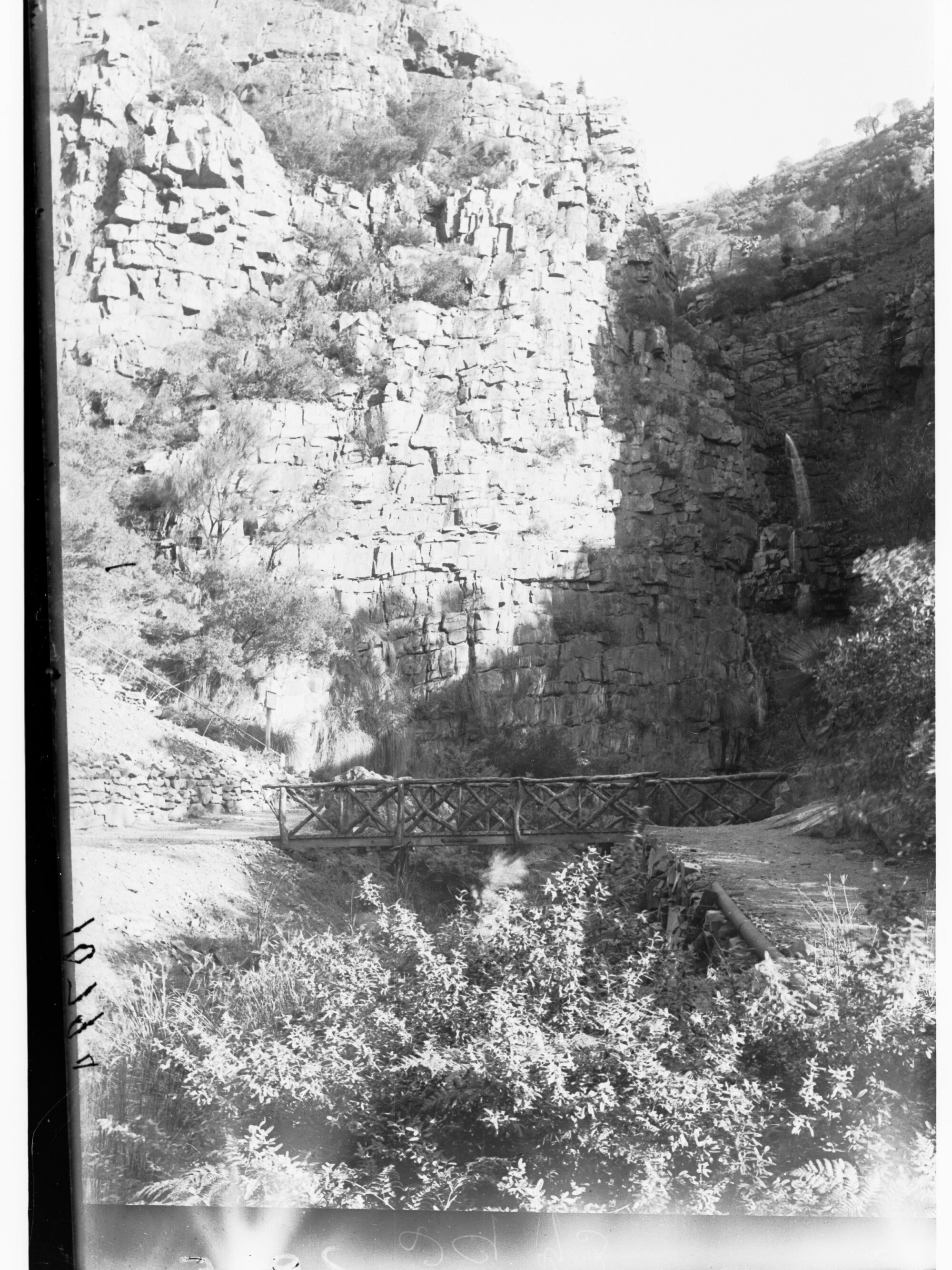 Morialta Falls showing bridge