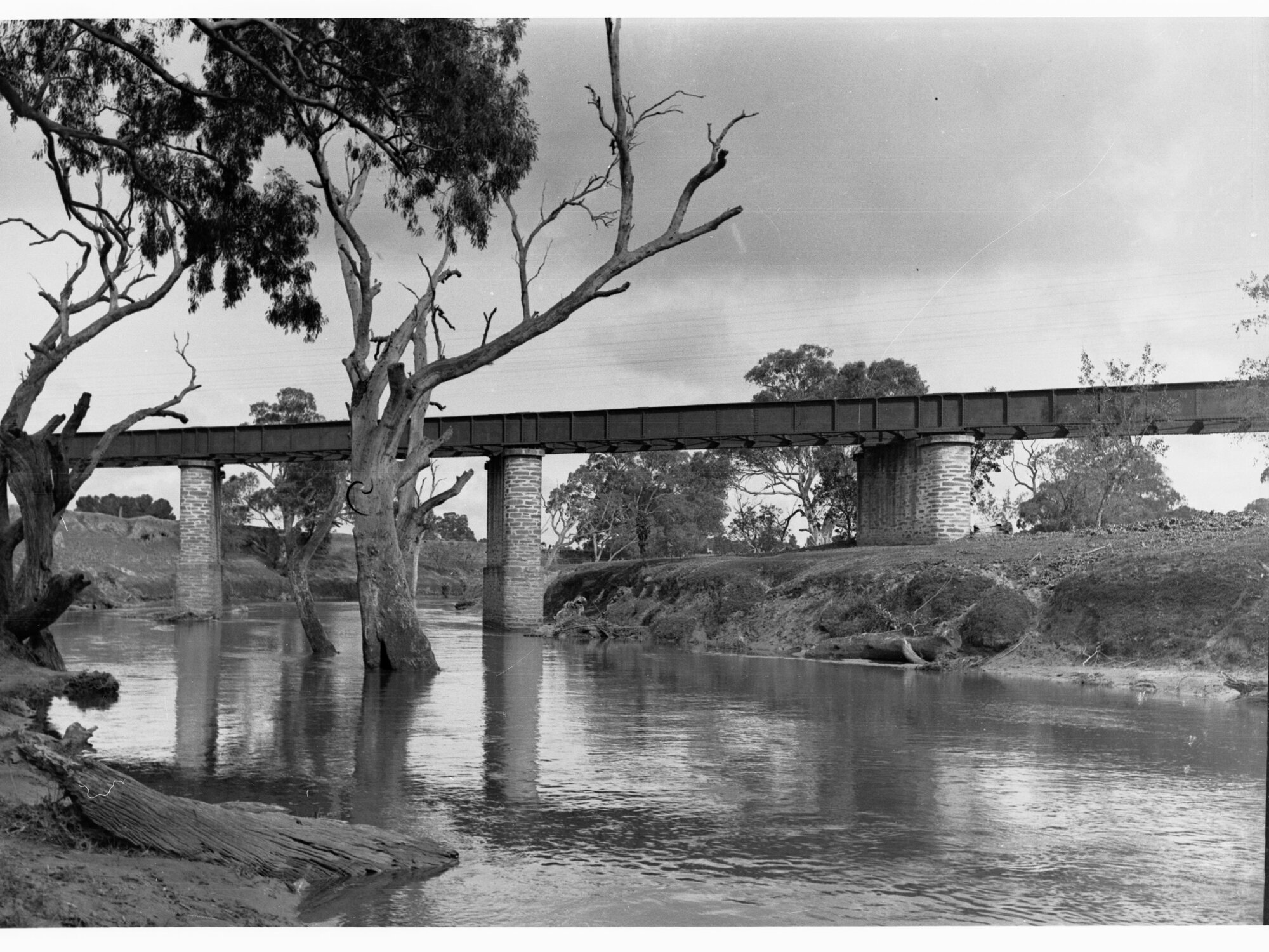 Bridge crossing the River Para