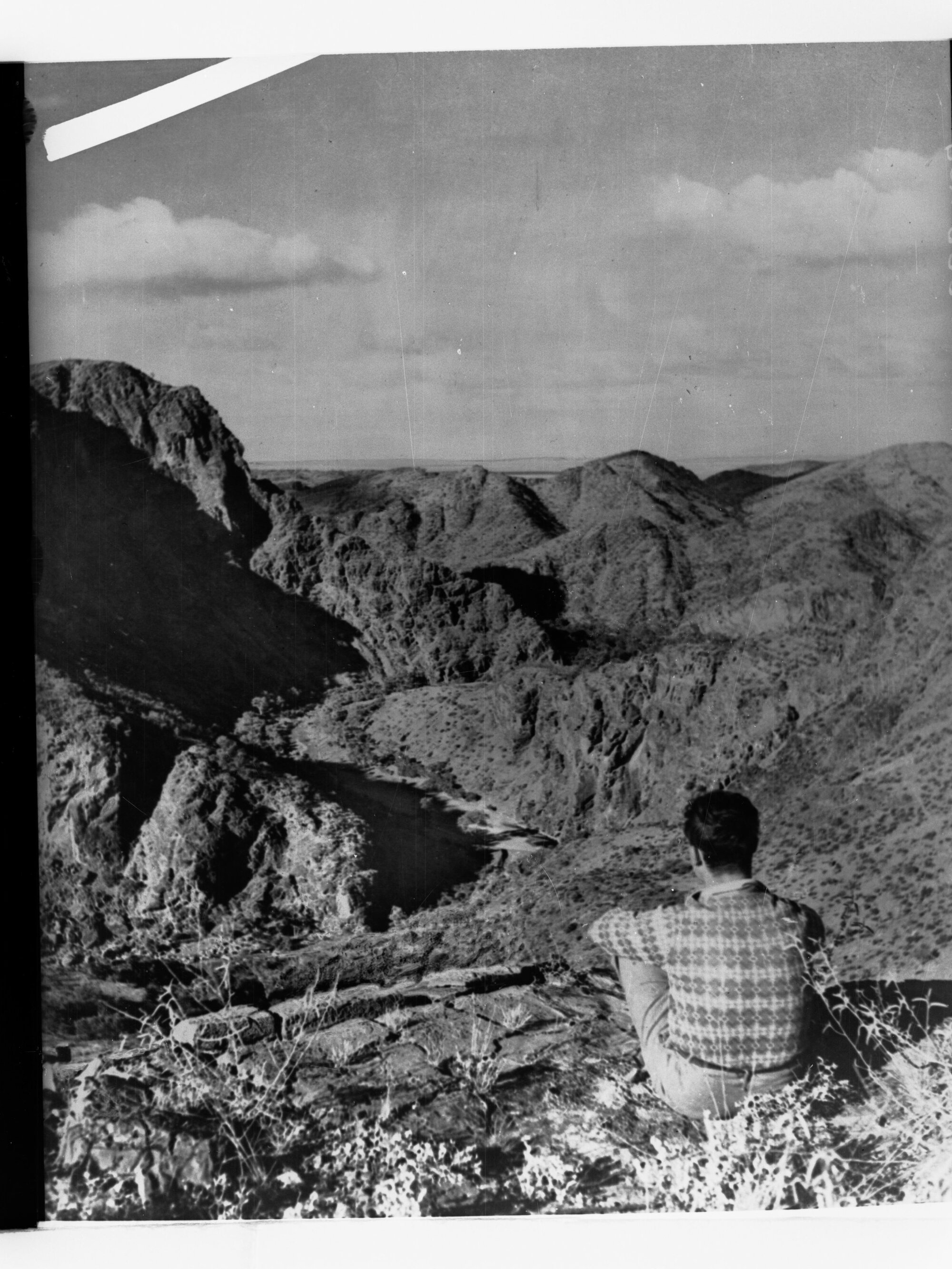 Chambers Gorge, Flinders Ranges - Man overlooking rocky cliffs