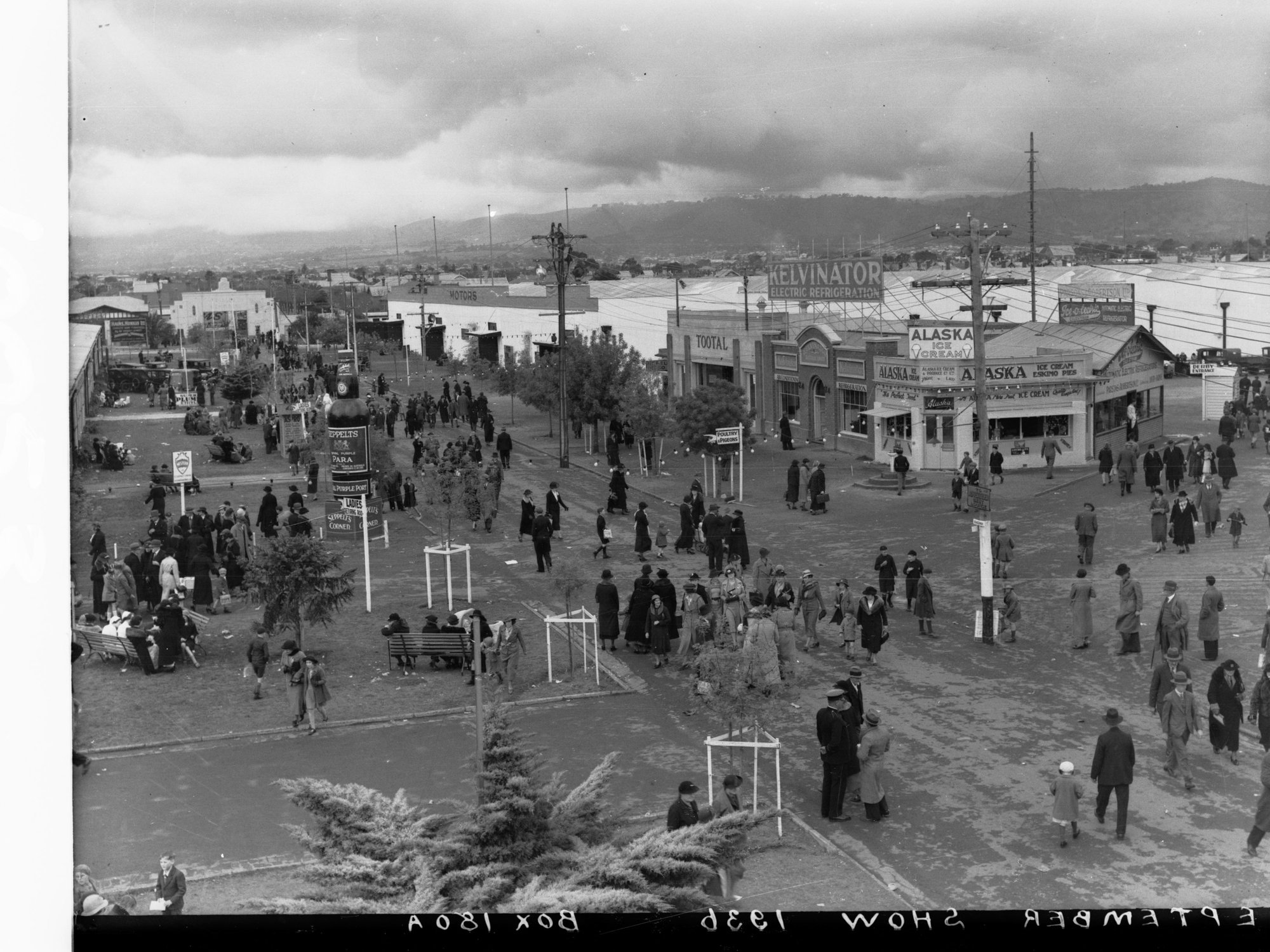 Royal Adelaide Show showing people walking around