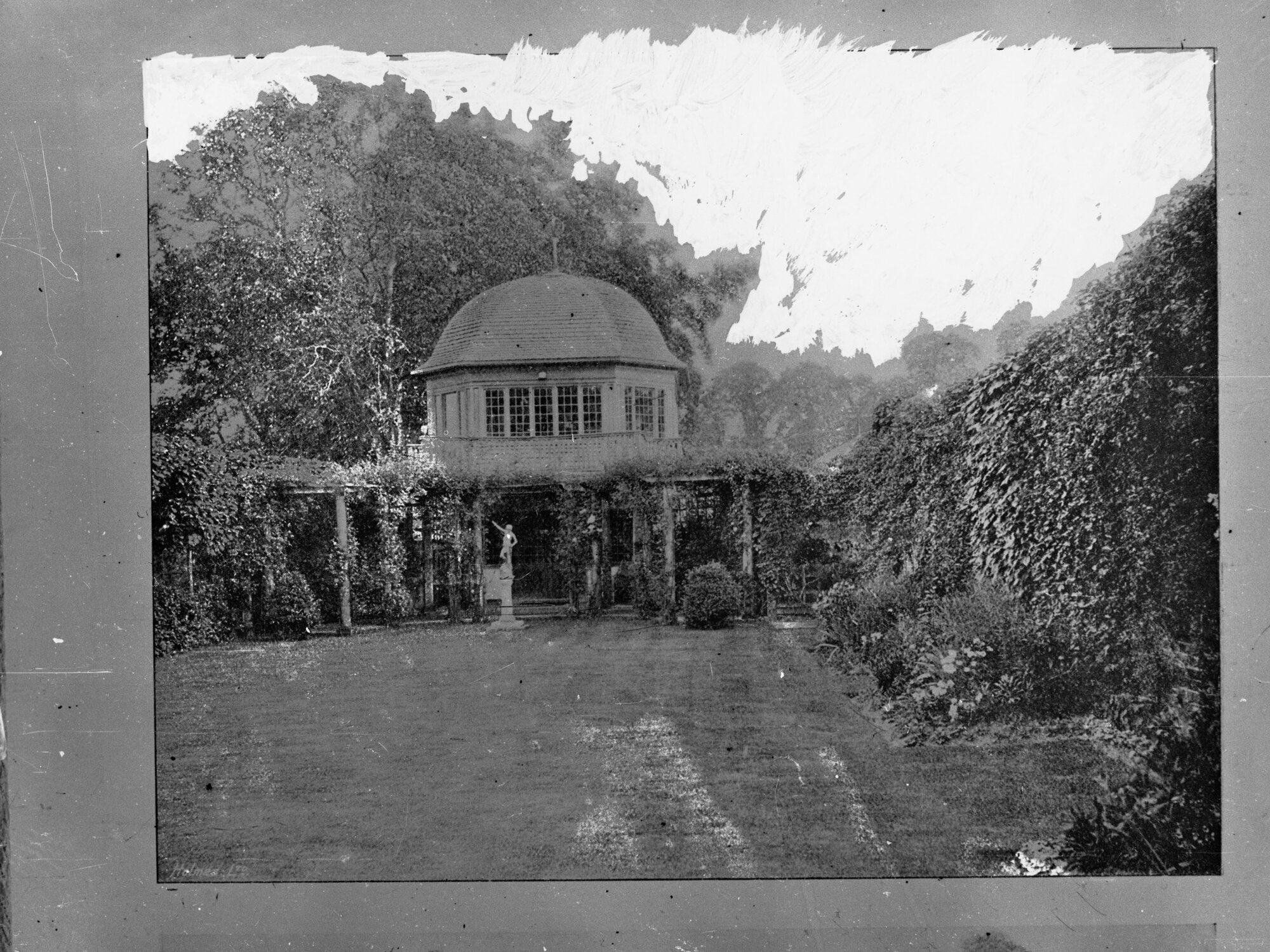 Public Park, showing statue and building  (Town Planner's photograph)