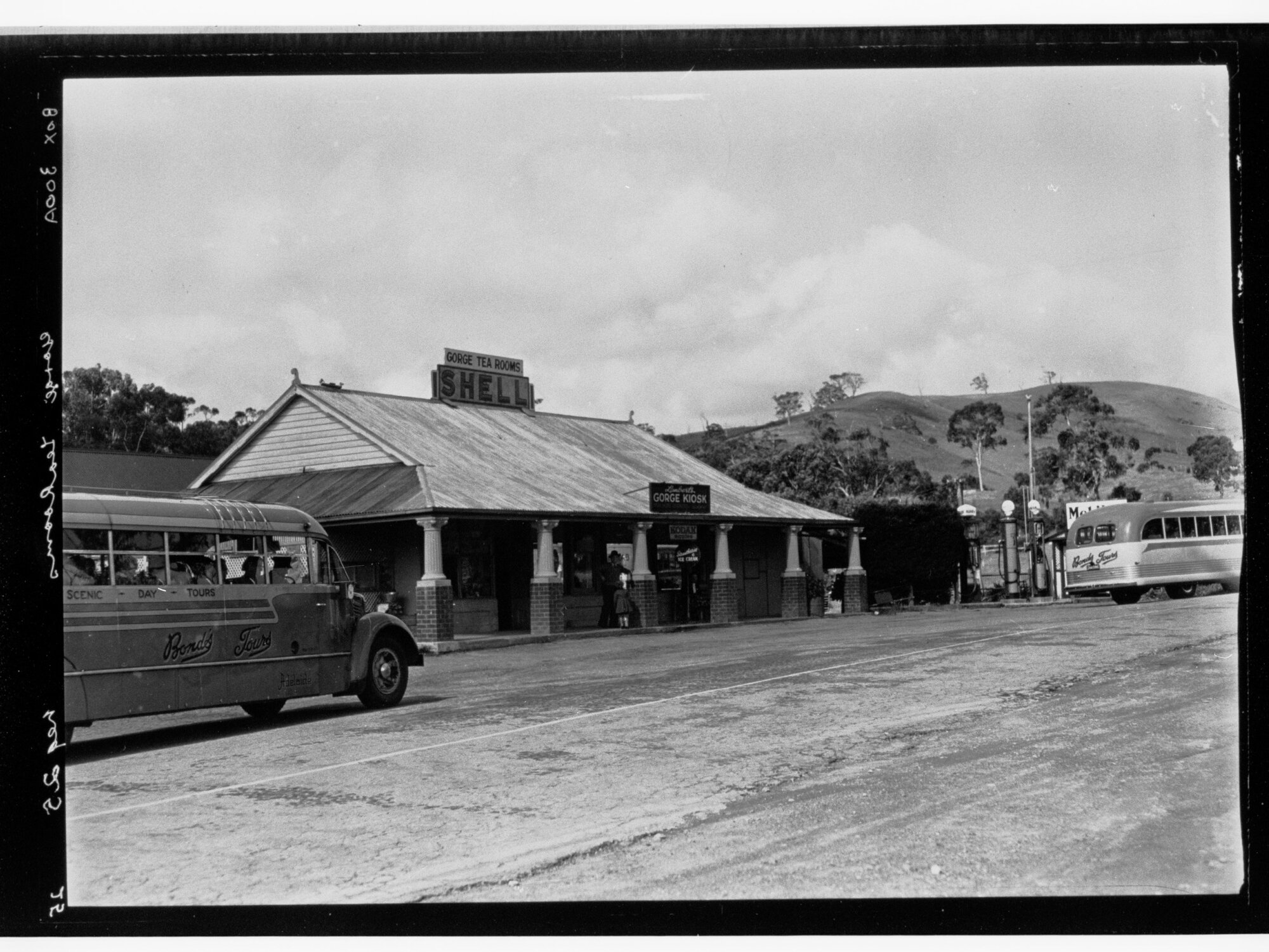 Gorge Tea Rooms and Bond's Tours bus