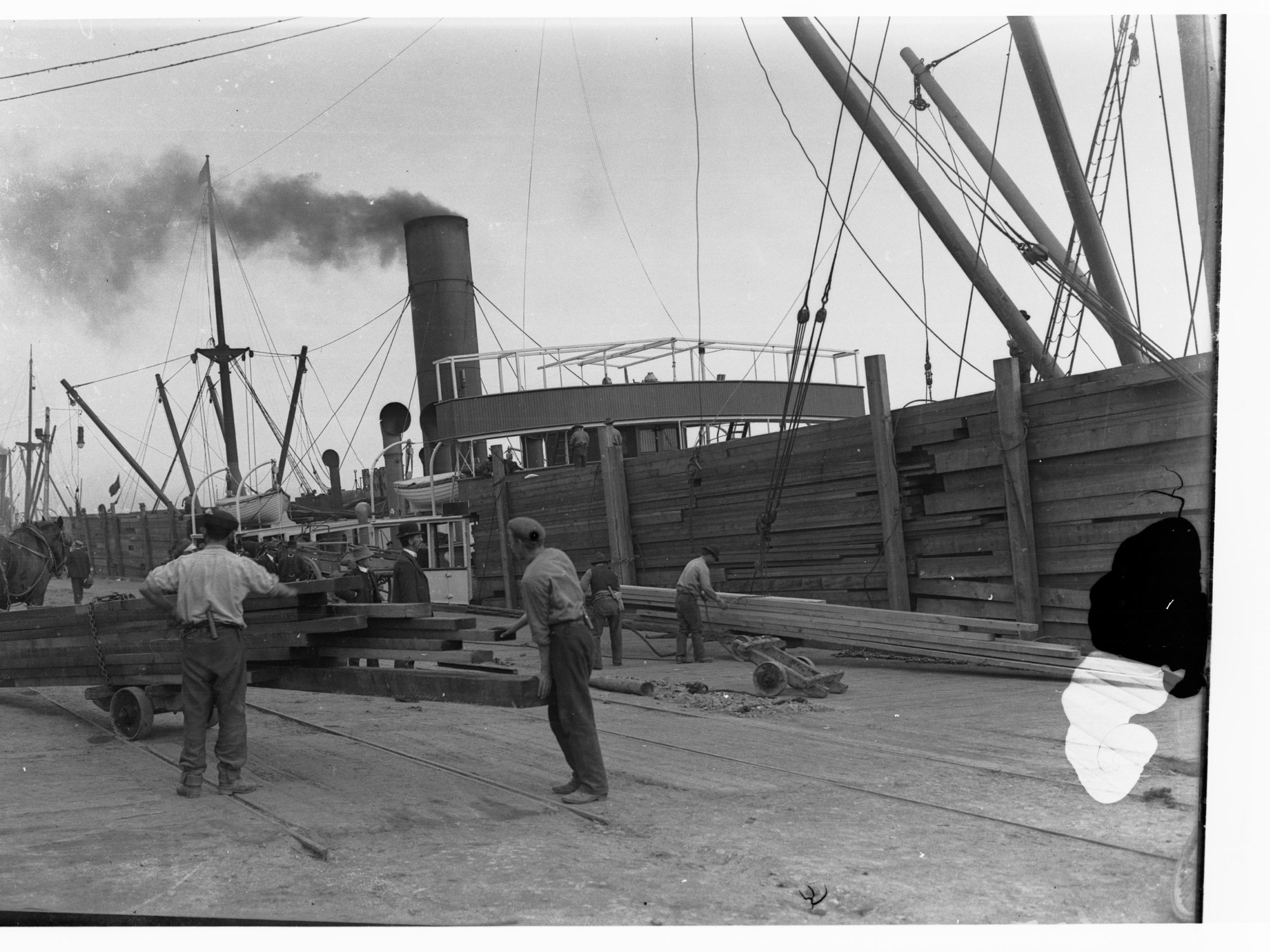 Unloading timber from the Strathearn