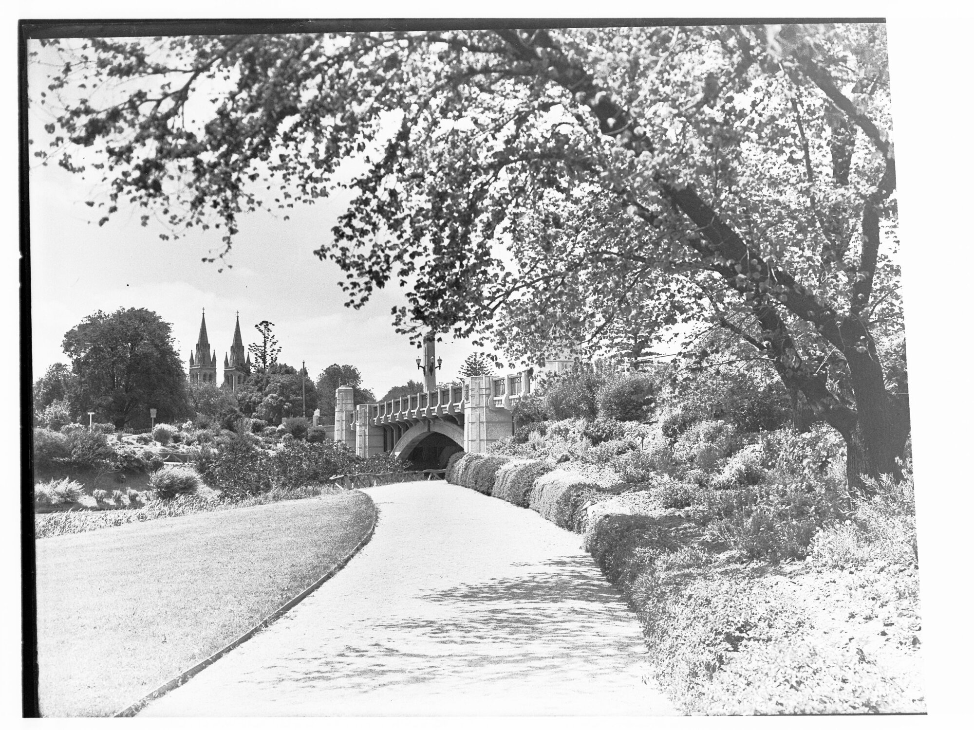 Elder Park showing King William street bridge and St Peters Cathedral (district)