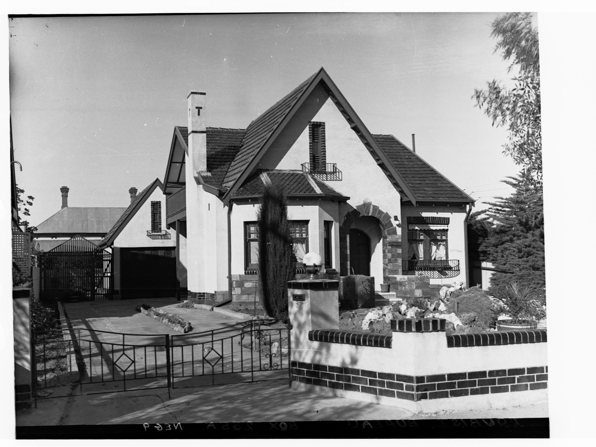 Tourist Bureau showing large house