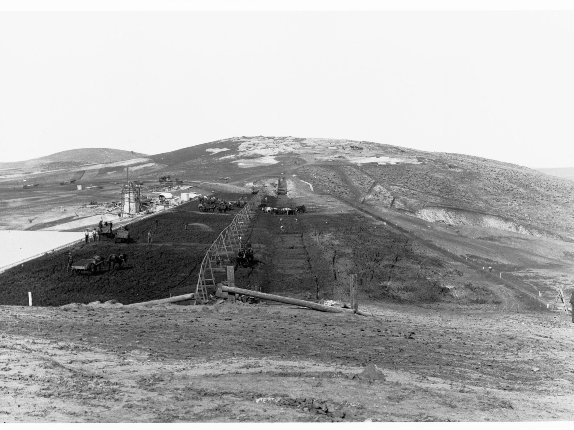 Bundaleer - earthfill dam wall under construction