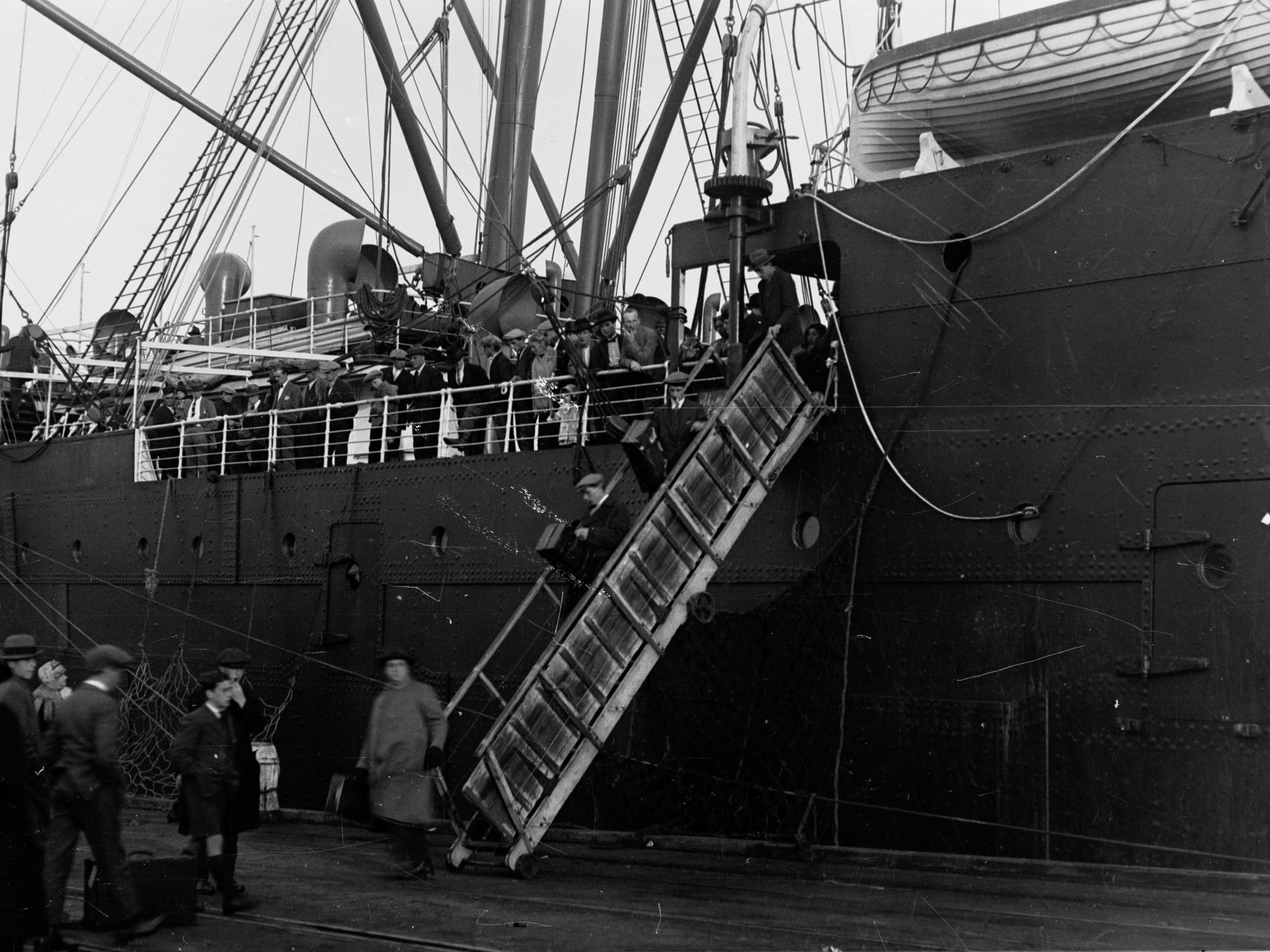 Passengers disembarking from ship - Largs Bay