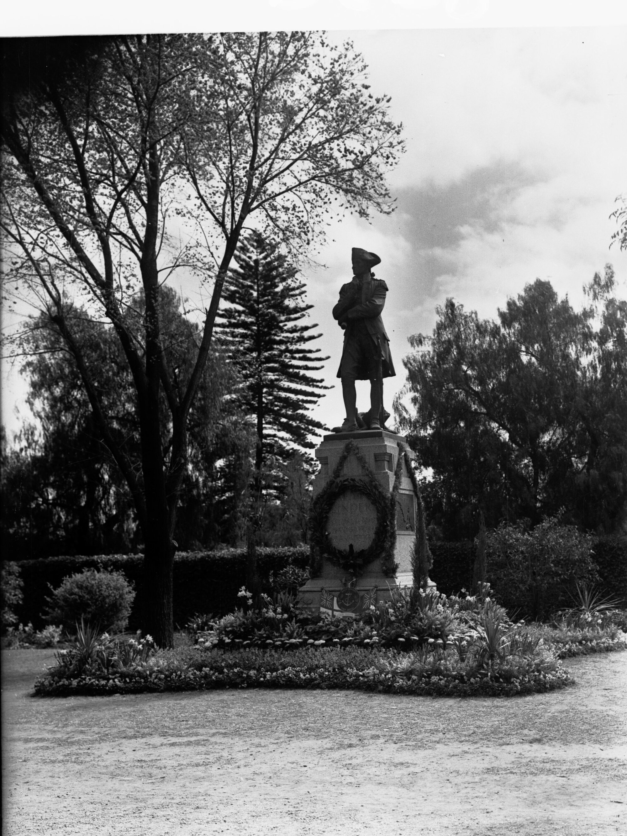 Statue of Matthew Flinders decorated for Adelaide centenary