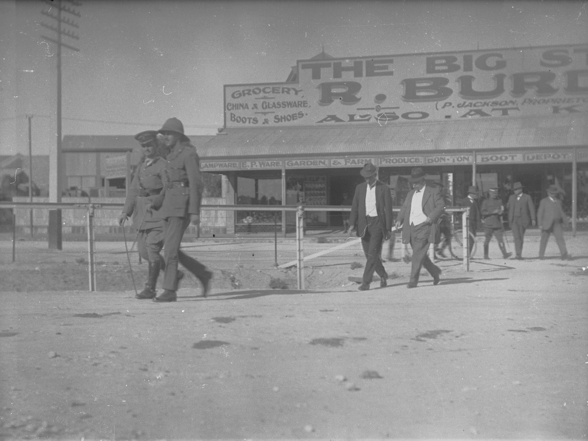 Premier Vaughan walking with military officials at Wallaroo 