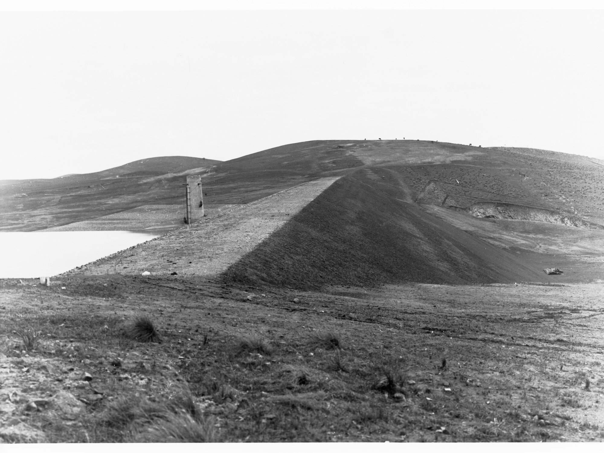 Bundaleer Water Tower - shows the completed dam wall, Bundaleer Reservoir