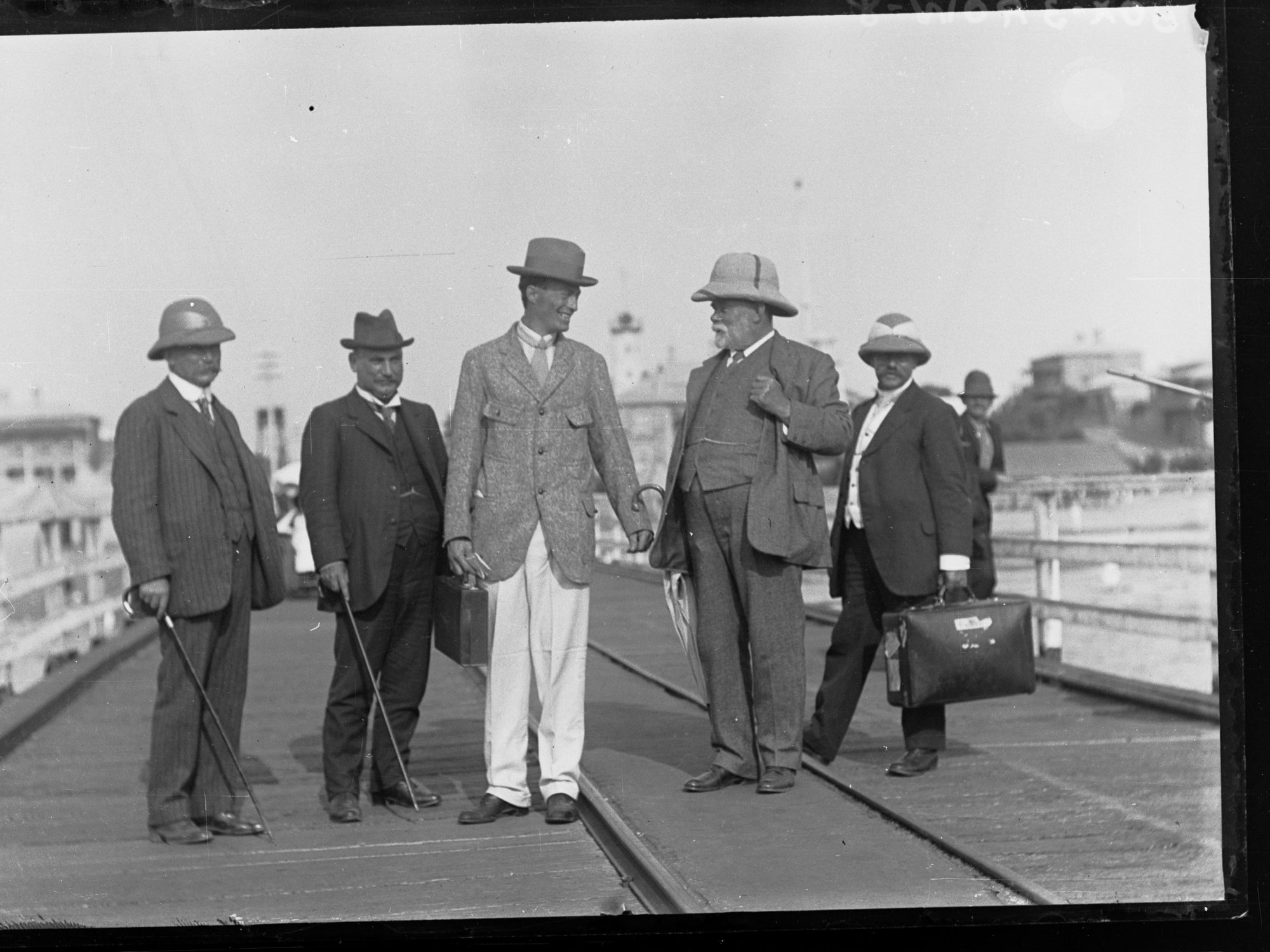 Dr Mawson arriving in Semaphore, South Australia
