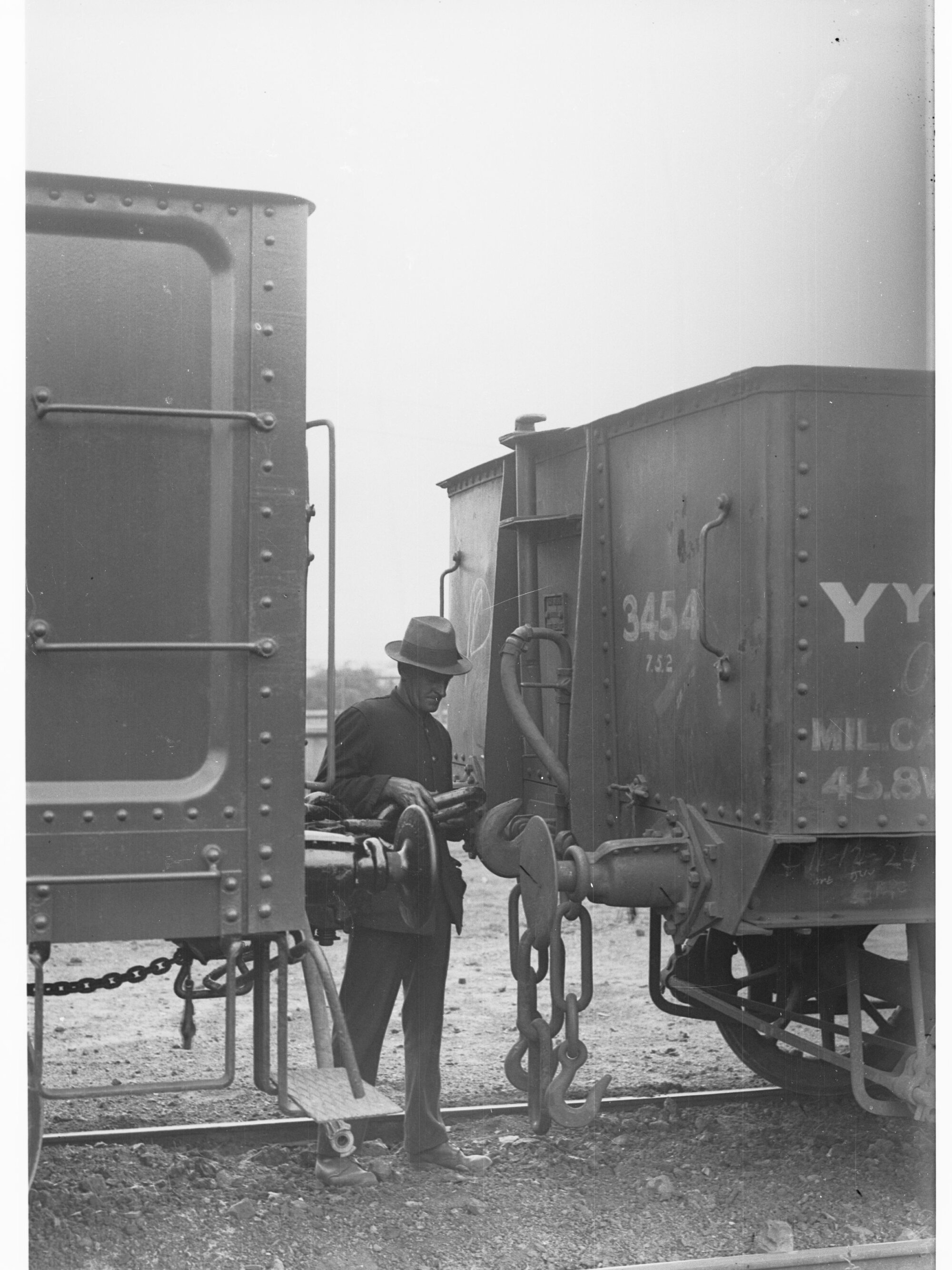 Automatic coupling on rail trucks