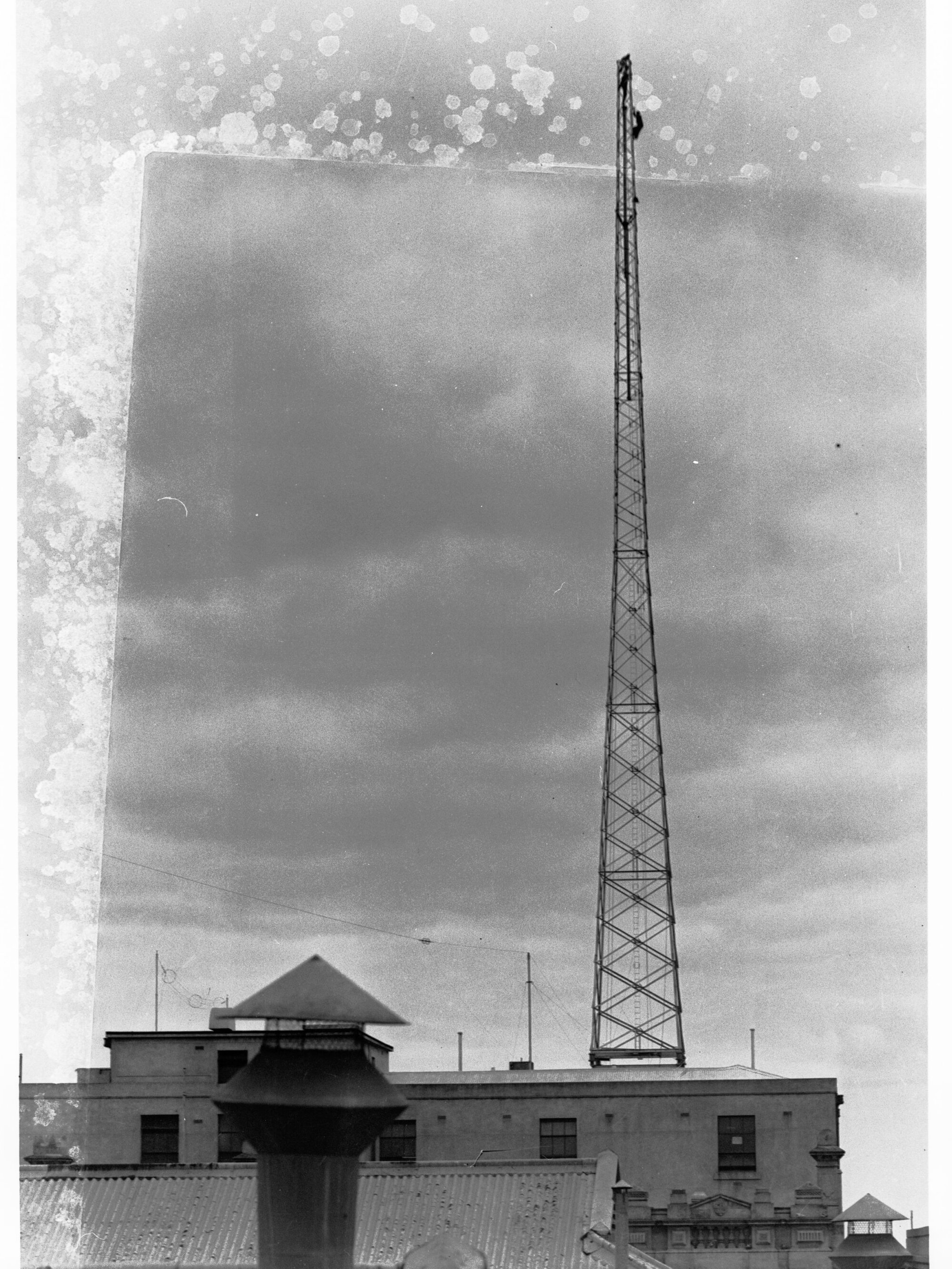 Radio transmitter - shows buildings in front of transmitter