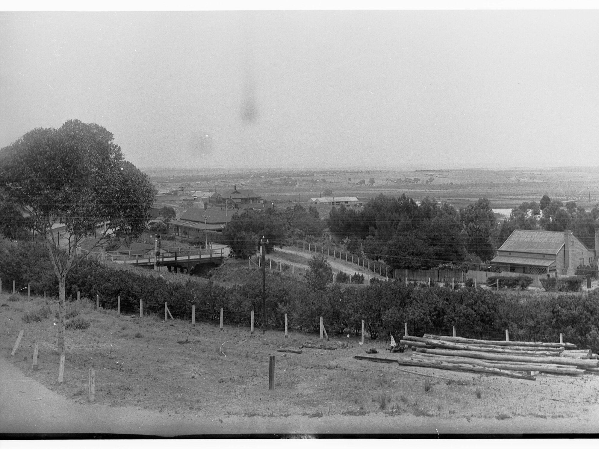 Murray Bridge before the construction of the new railway bridge (complete in 1926) - Murray River on the right