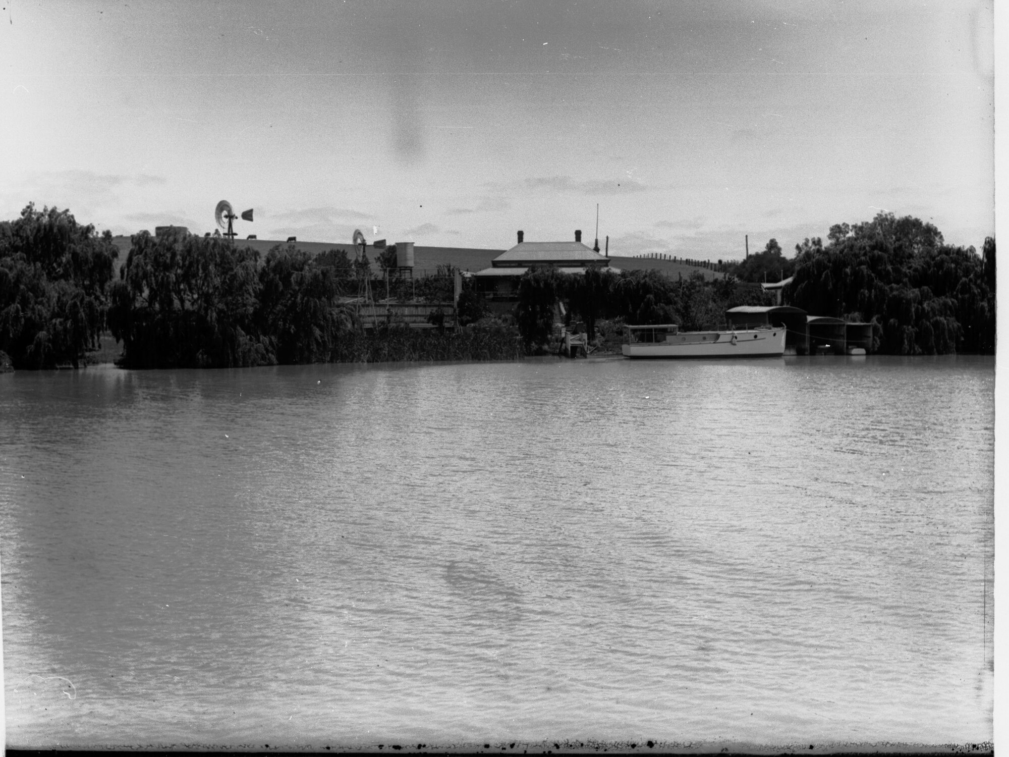 Residence on  River Murray Near Muuray Bridge