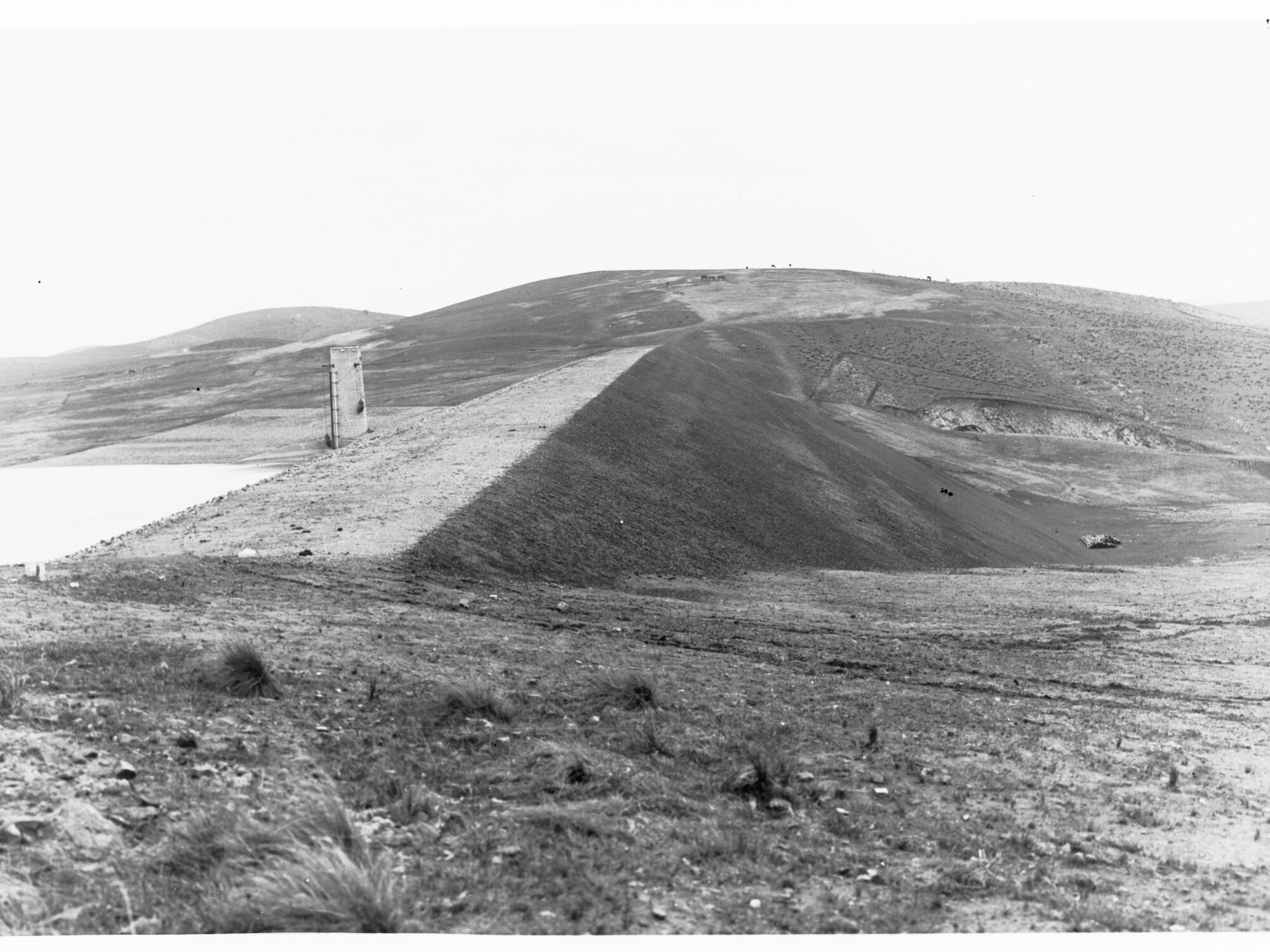 Bundaleer Water Tower - shows the completed dam wall, Bundaleer Reservoir