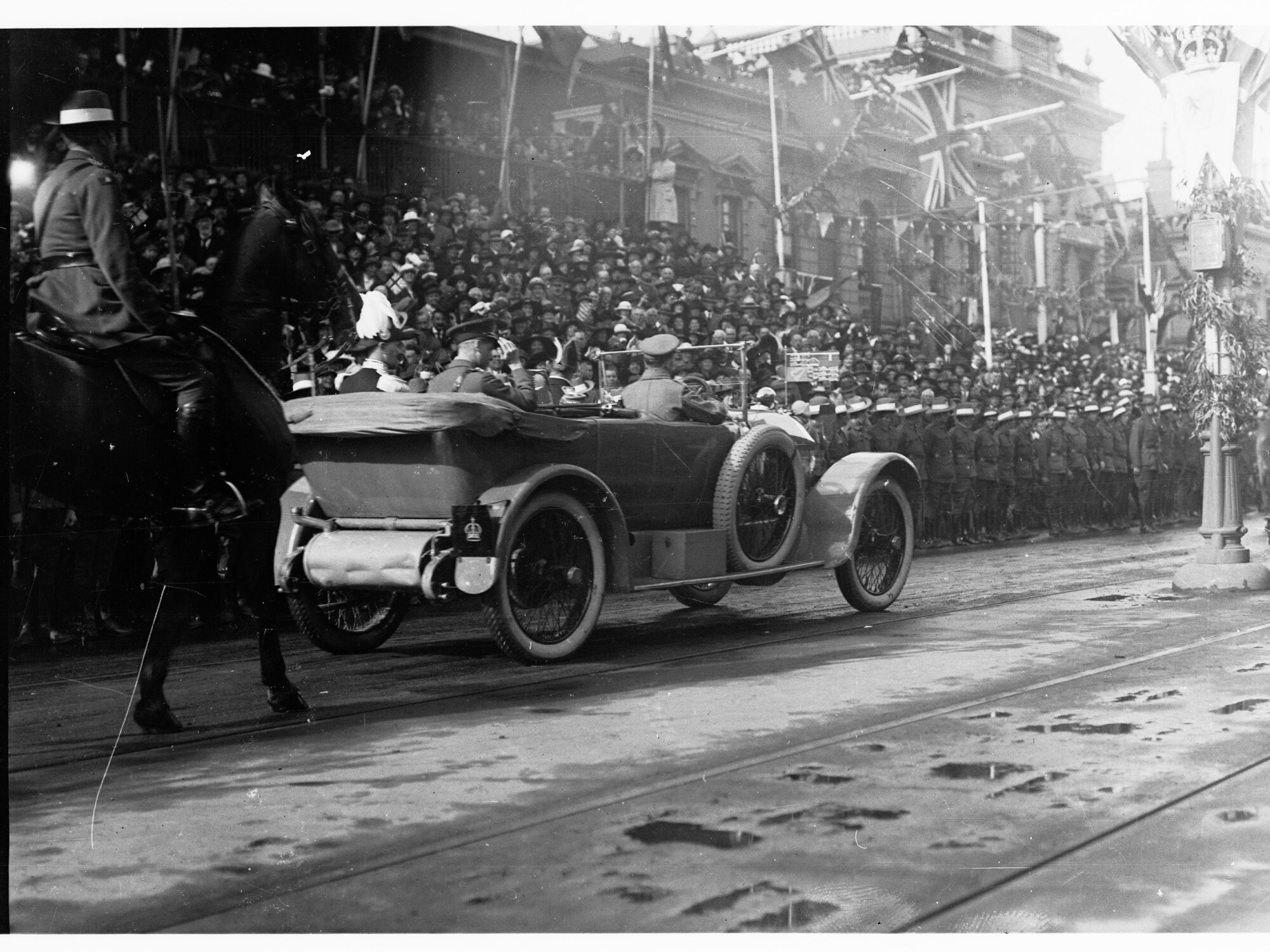 Crowds in King William Street for the visit of the Prince of Wales