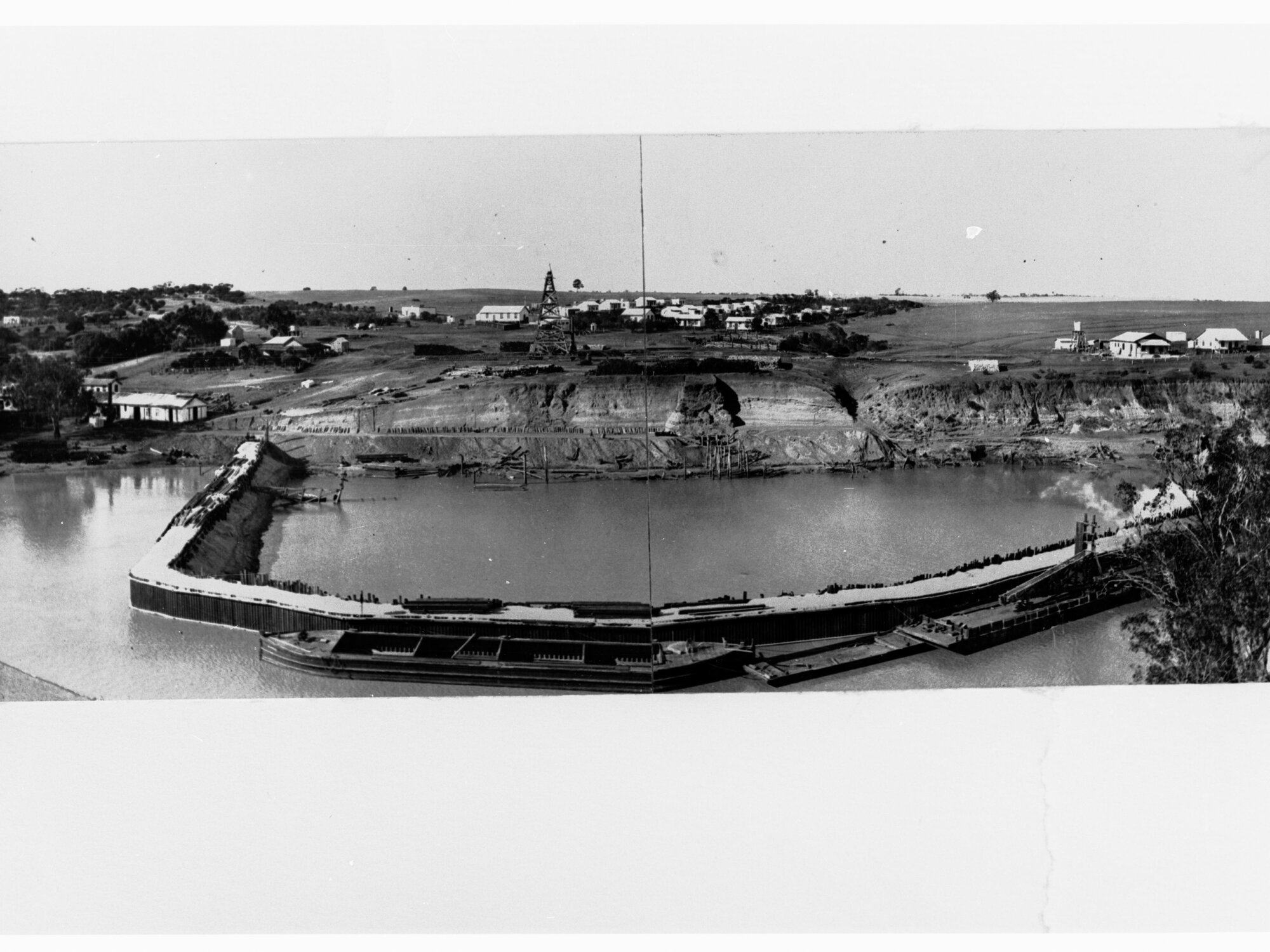 Cofferdam for construction of lock in River Murray