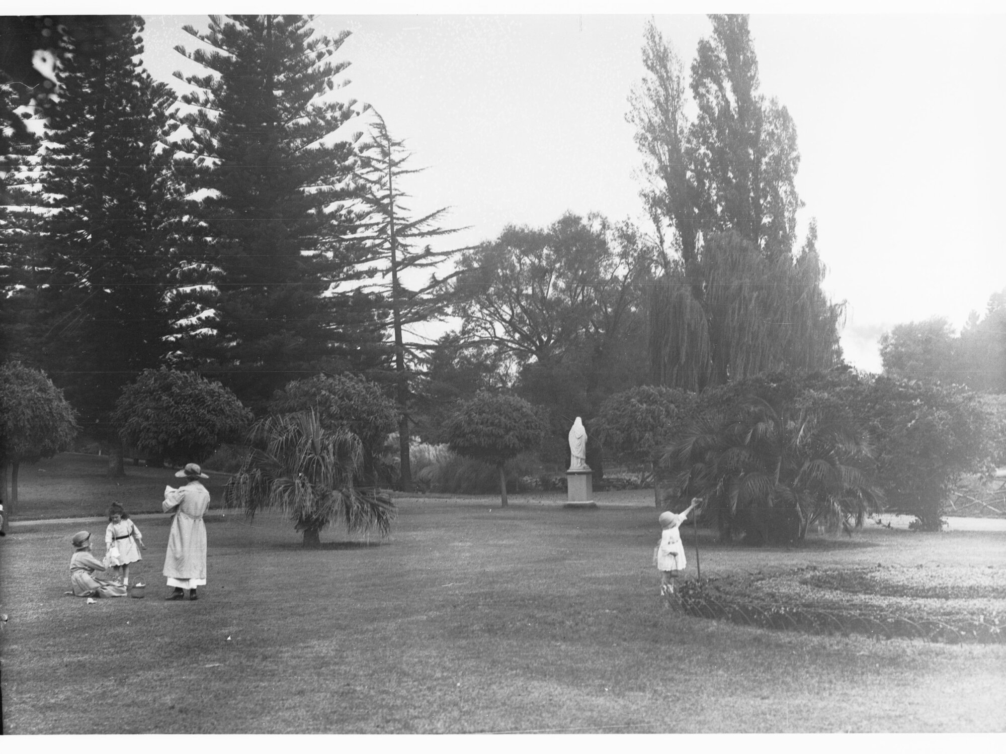 Statue in Botanic Gardens showing a mother and her children