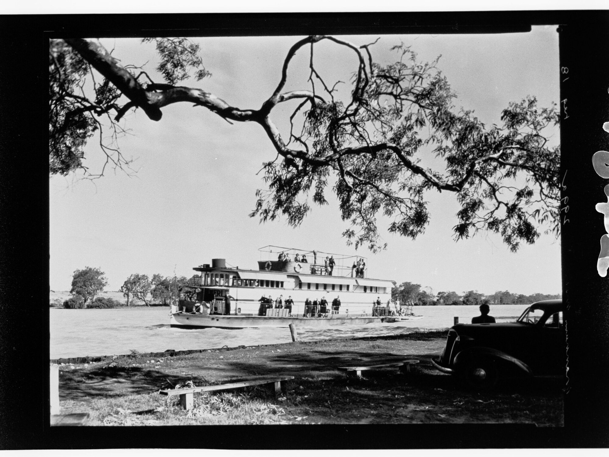 Mannum - boat going up river
