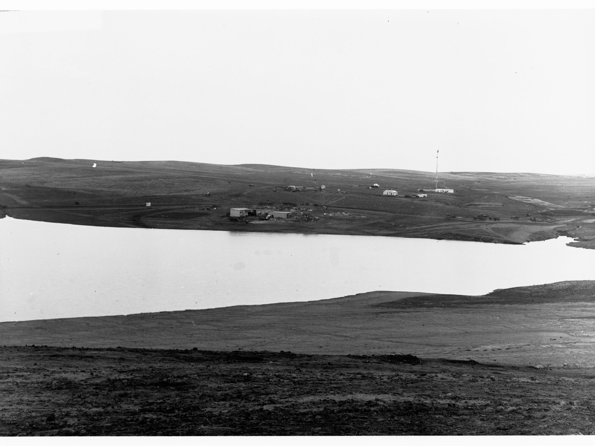 Bundaleer Reservoir - showing farms and horses