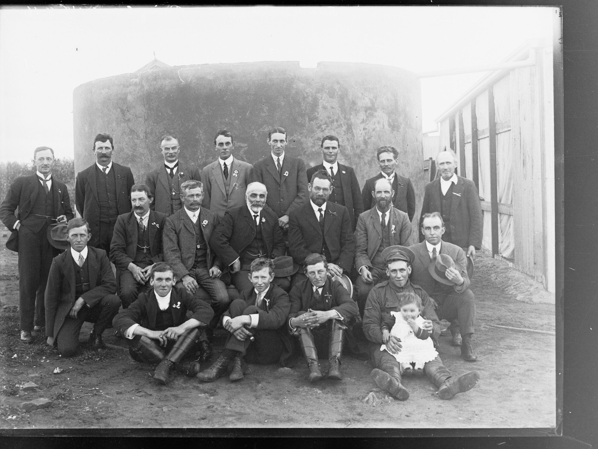 Group of men on J M Hudd's farm at Bletchley, near Strathalbyn, 1916