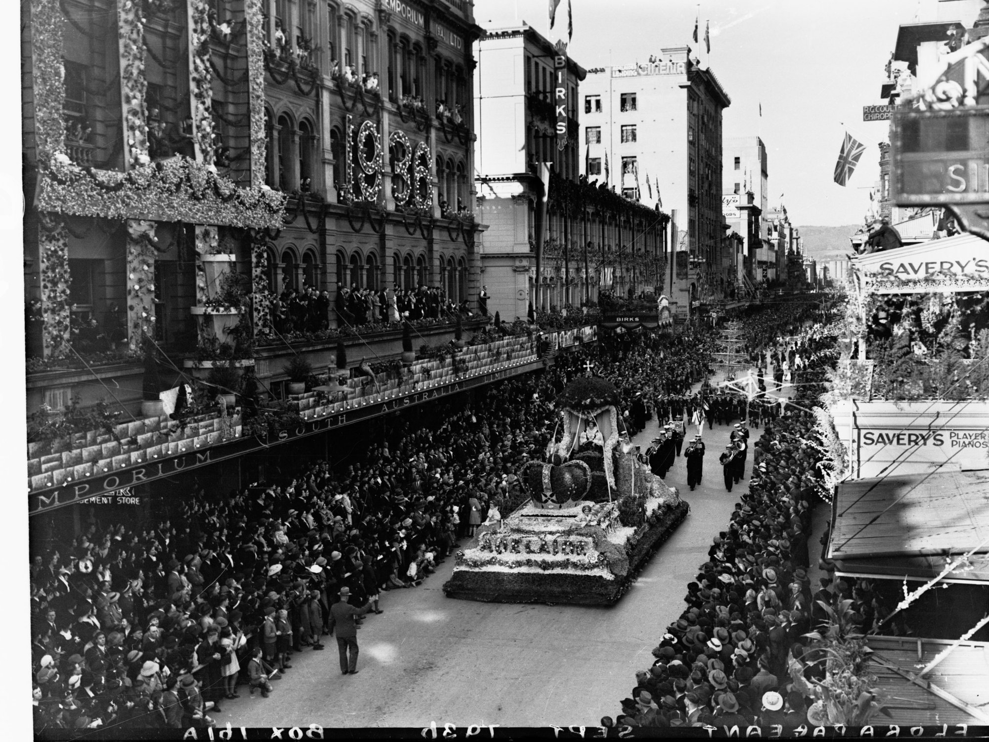 Floral pageant Rundle Street for Adelaide Centenary - City of Adelaide float