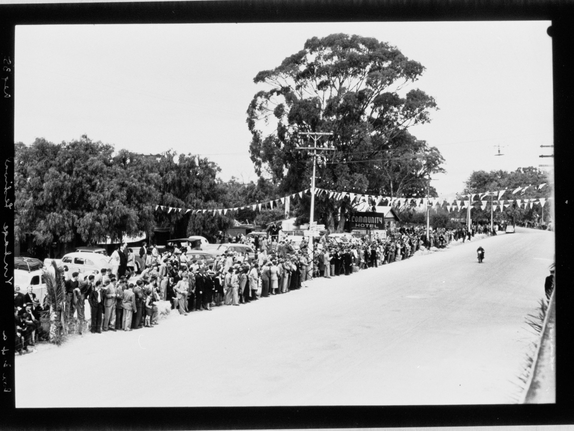 Crowds await the start of the Barossa Vintage Festival 