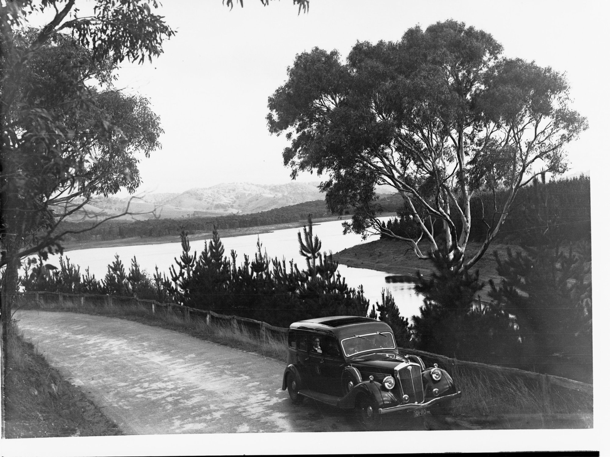 Millbrook Reservoir Showing a Tourist Bureau Wolseley Limousine