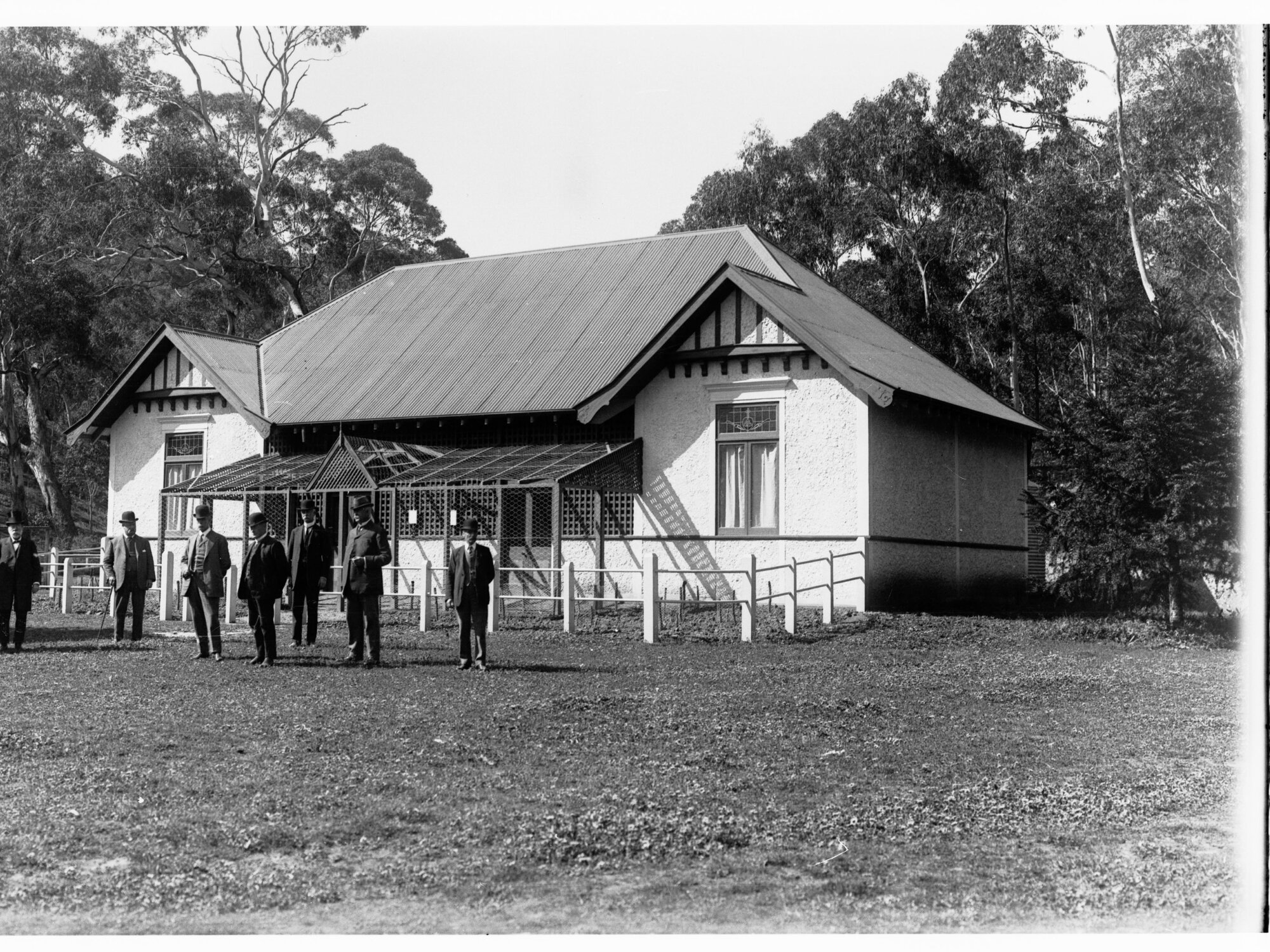 Kiosk at Long Gully, Sir Edwin Smith at far left