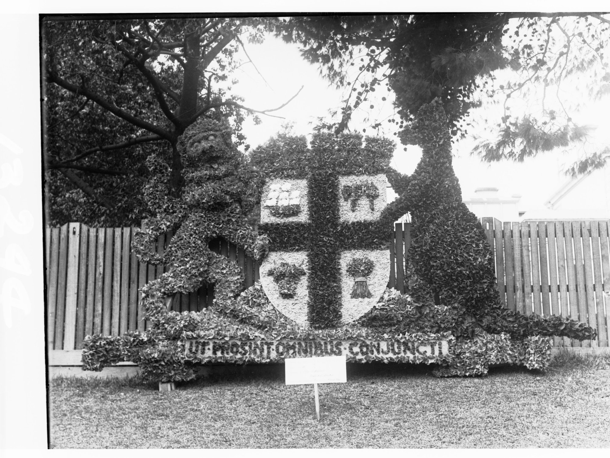 Flower Day statue made out of flowers displaying the Arms of the City of Adelaide (kangaroo and lion)
