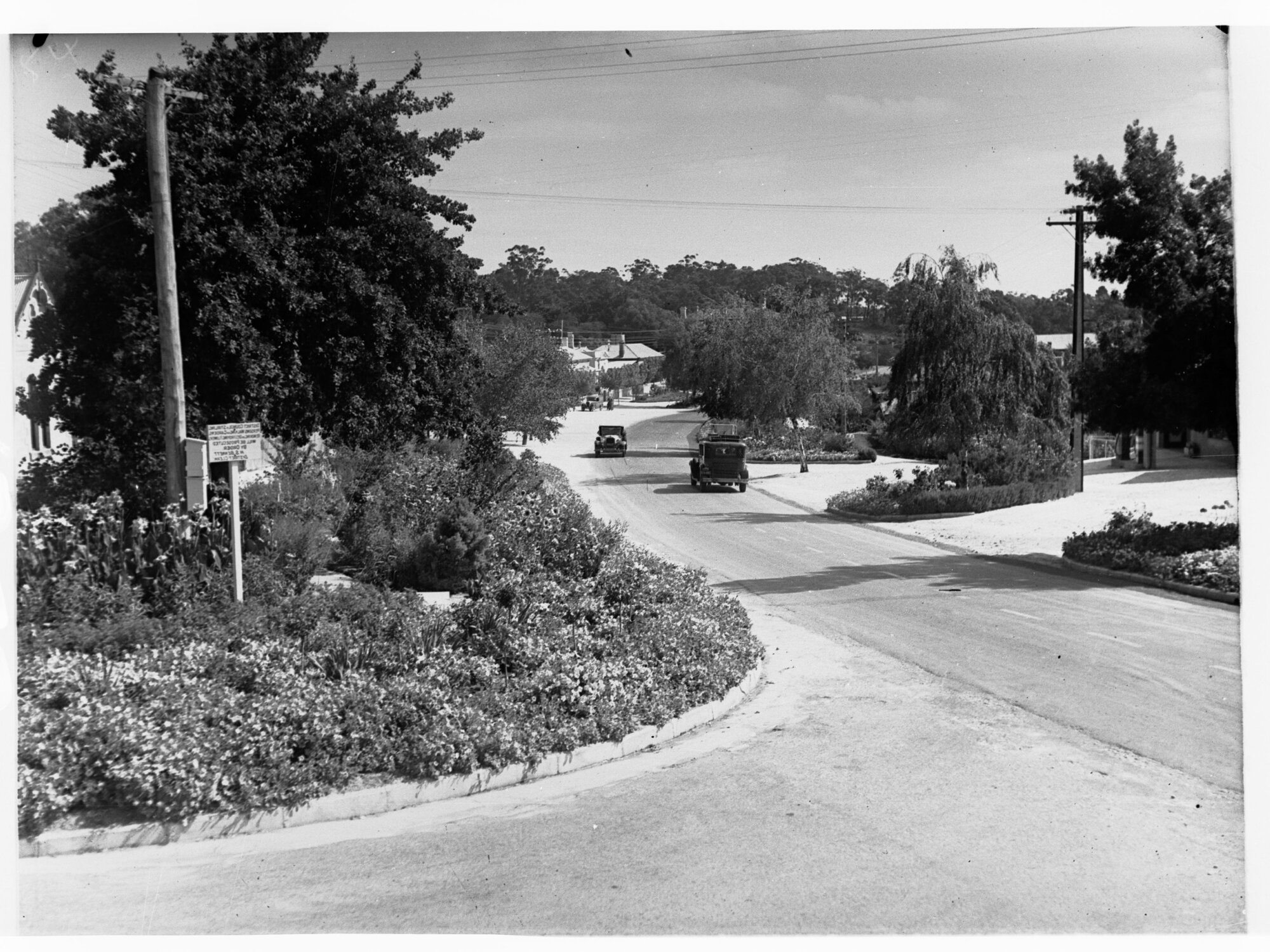 Street in Stirling showing automobiles