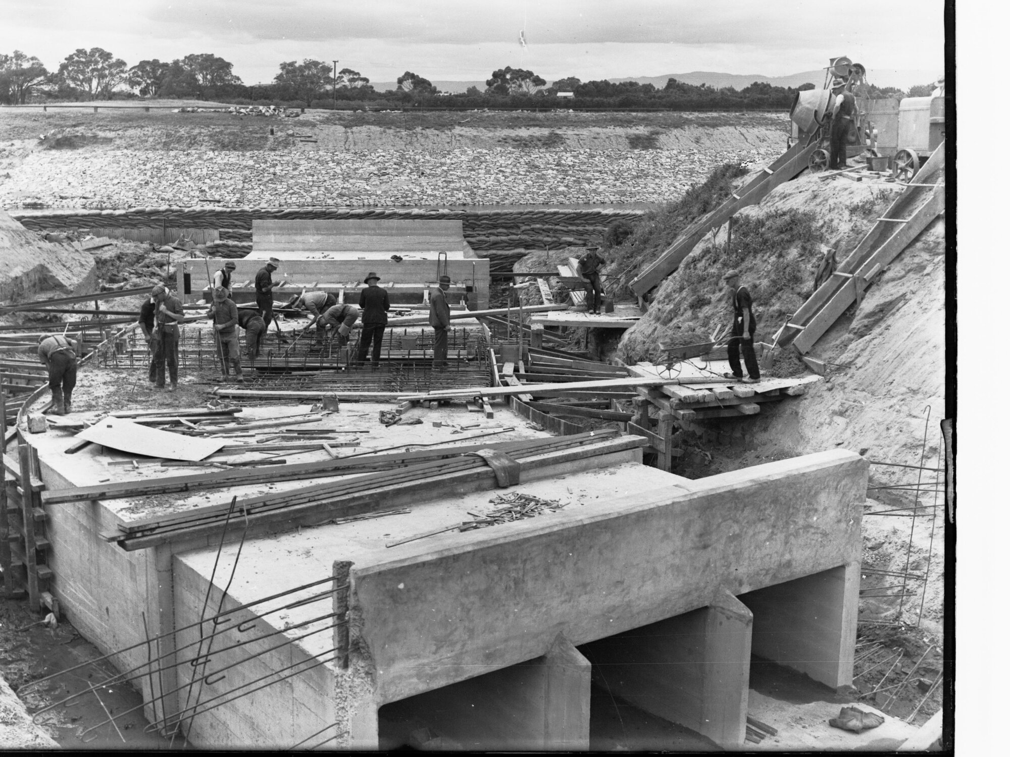 Torrens Floodwater Scheme, men working