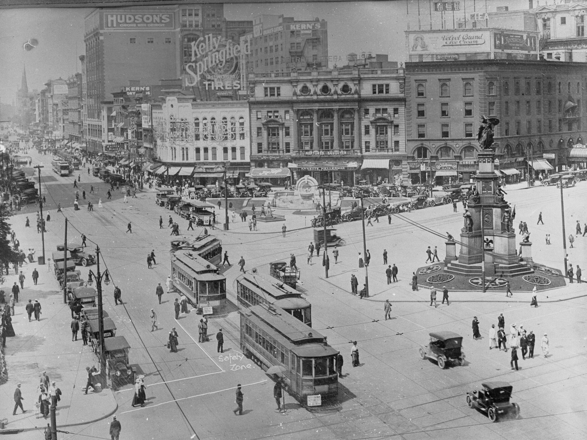 View of square in unknown city in USA suburb - Town Planning photos USA