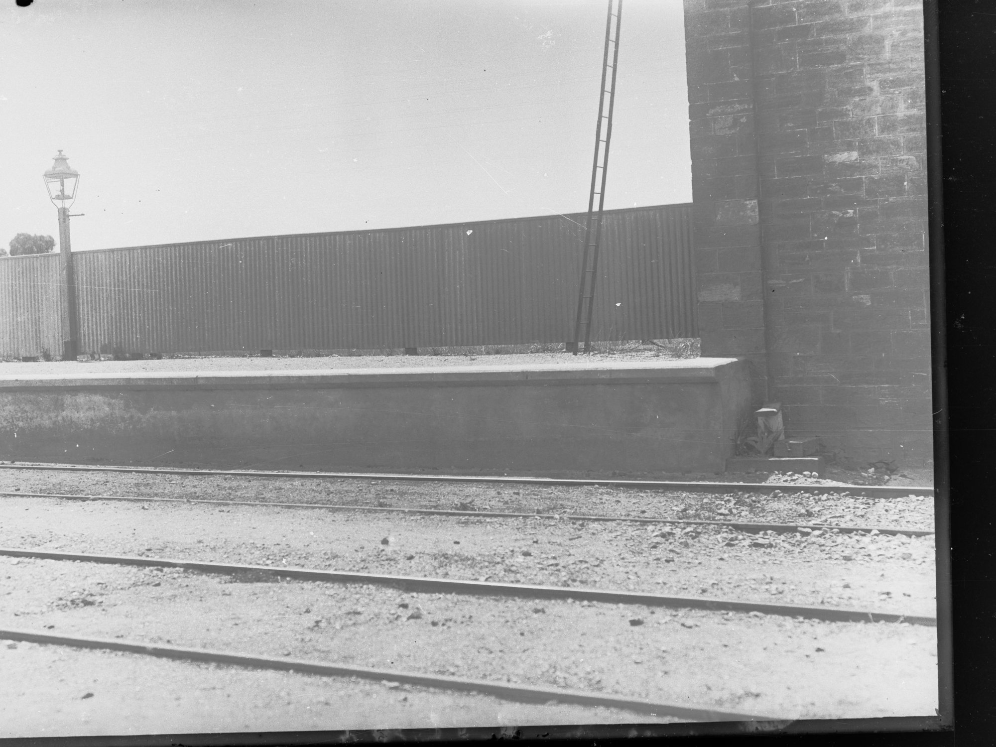 Manoora Railway Station