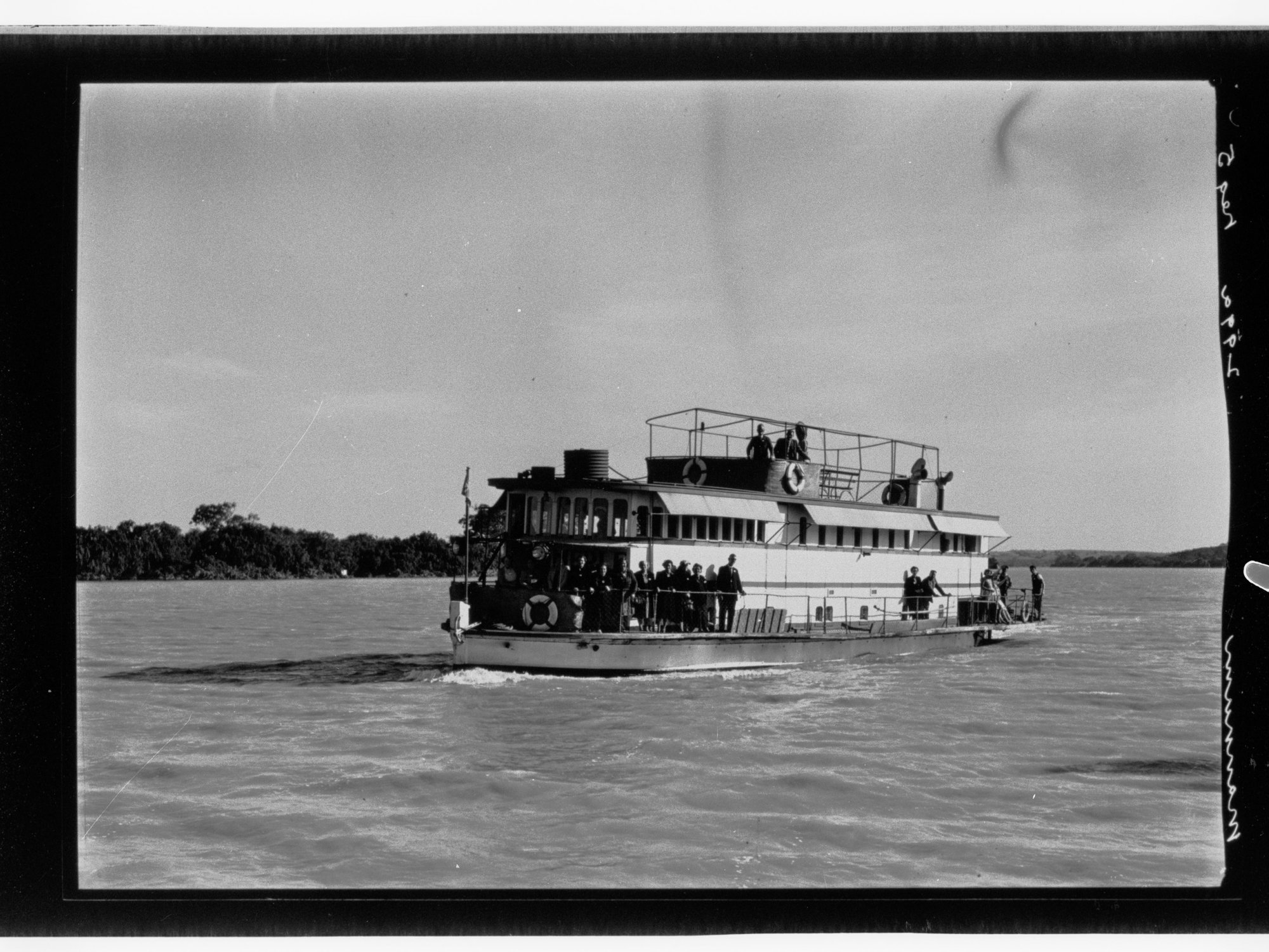 Mannum - boat on river