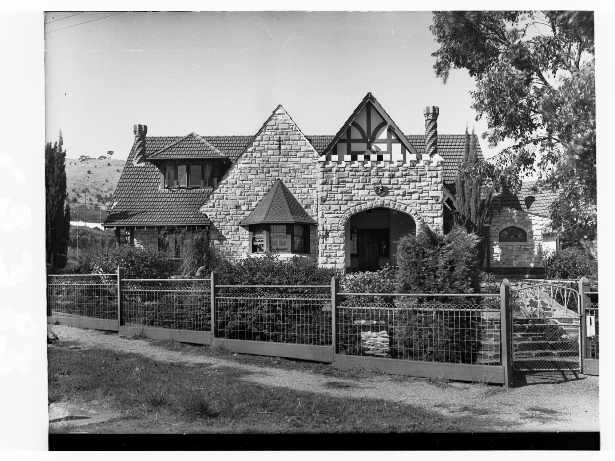 Tourist Bureau showing large house