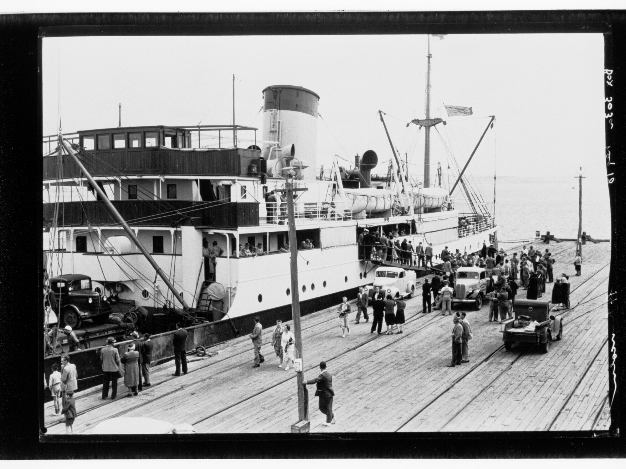 People disembarking from ship "Moonta"