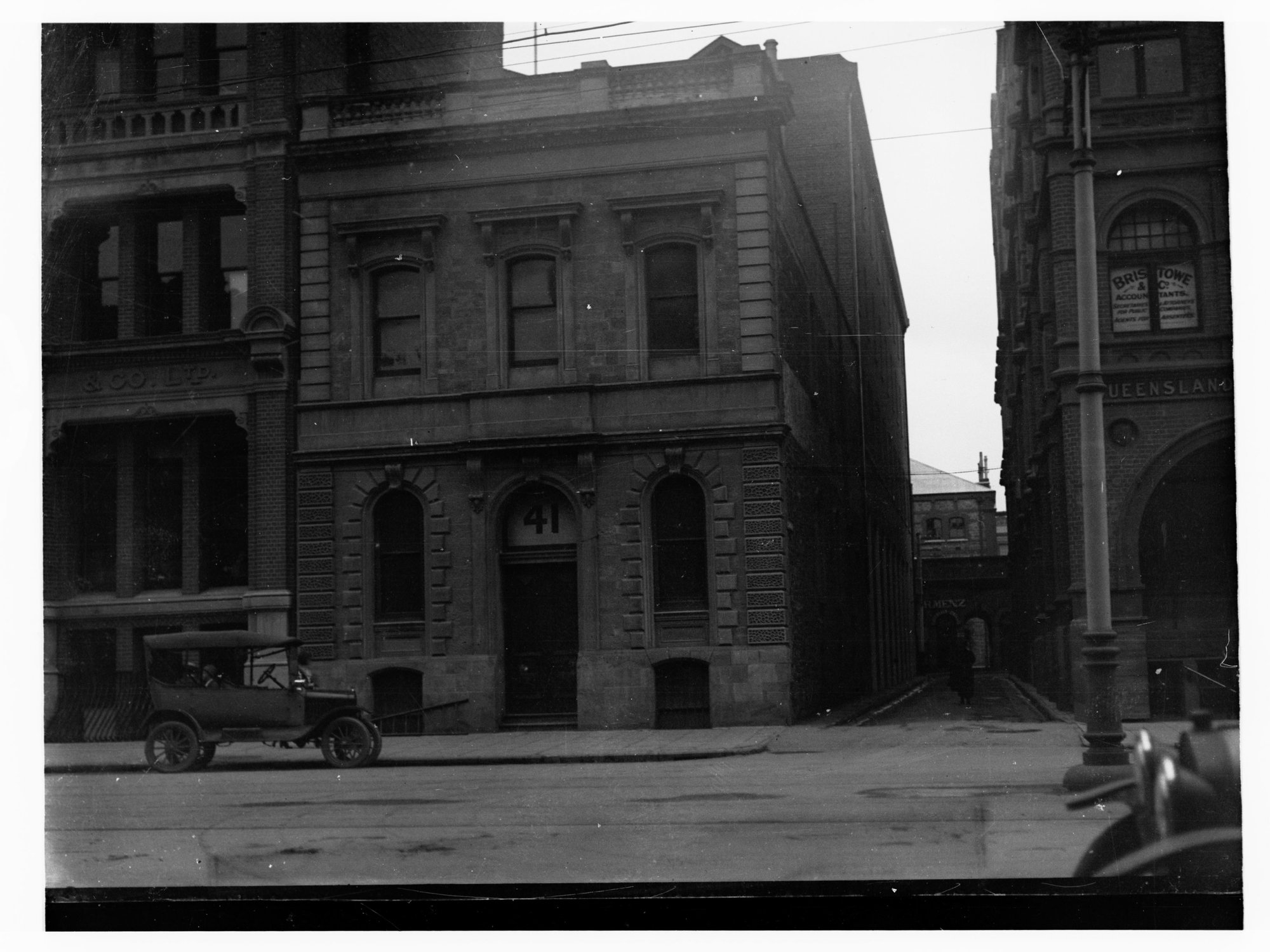 Grenfell Street showing automobile