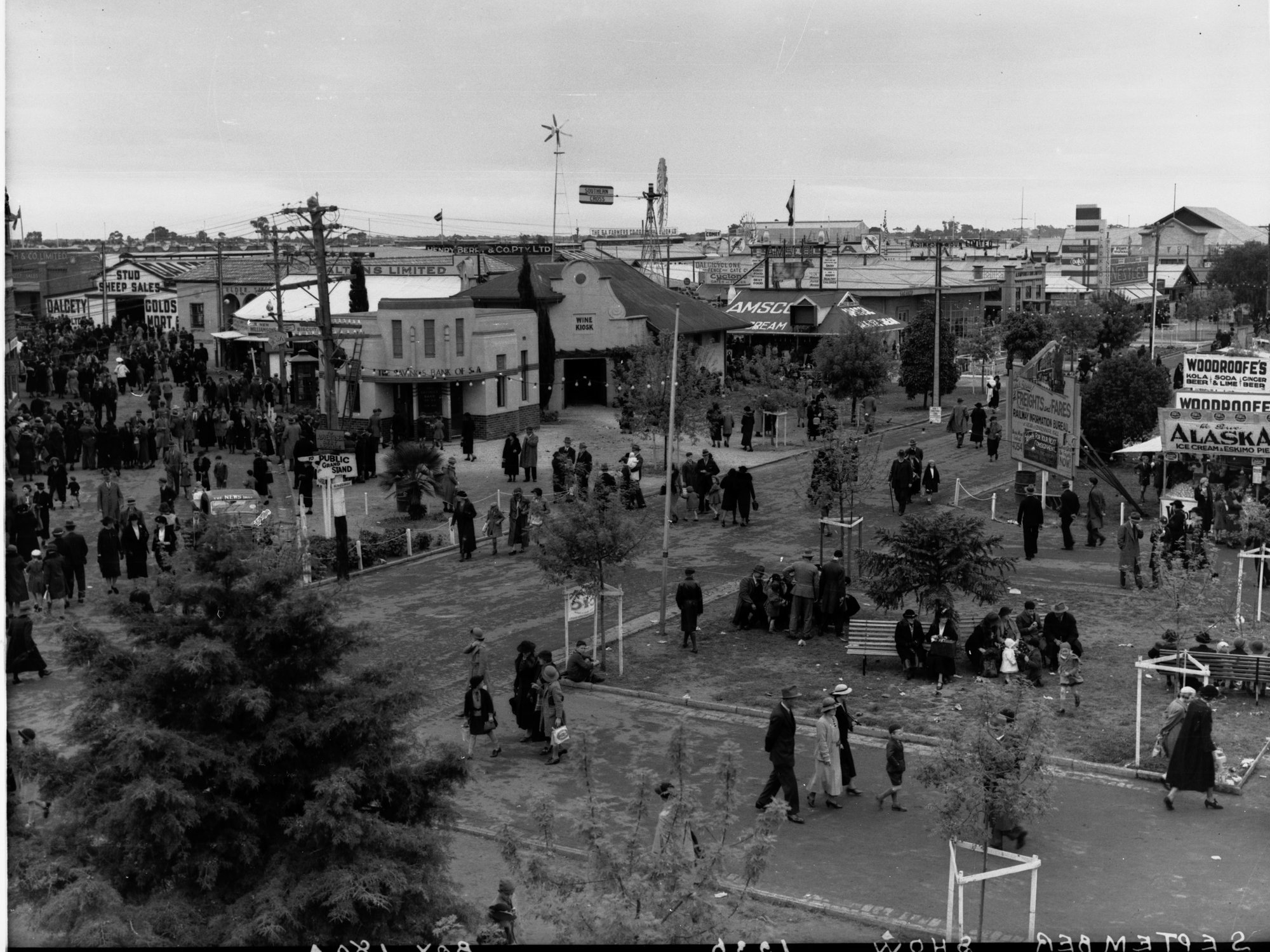 Royal Adelaide show showing people