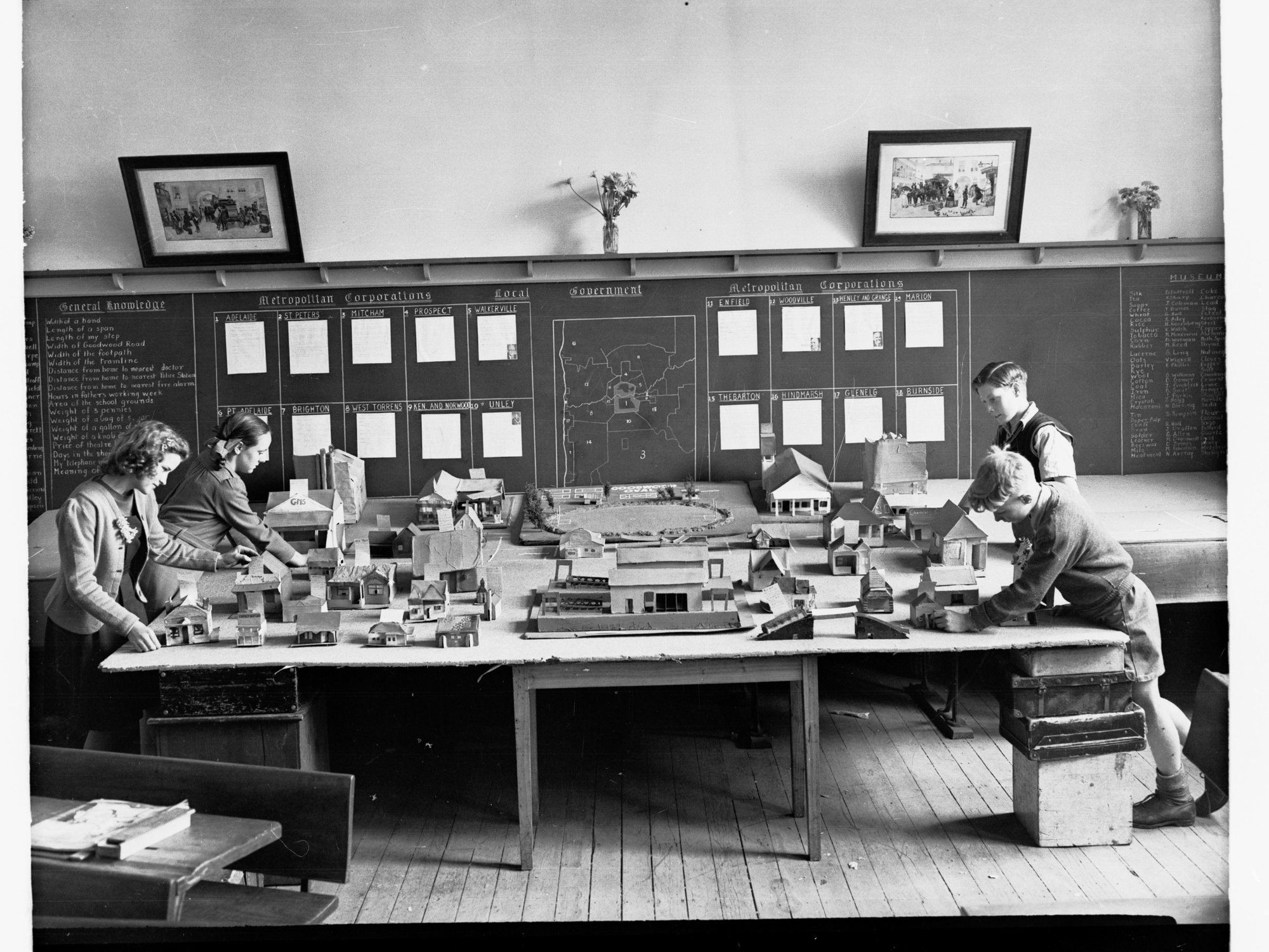 Students Making a Model of Metropolitan Suburbs