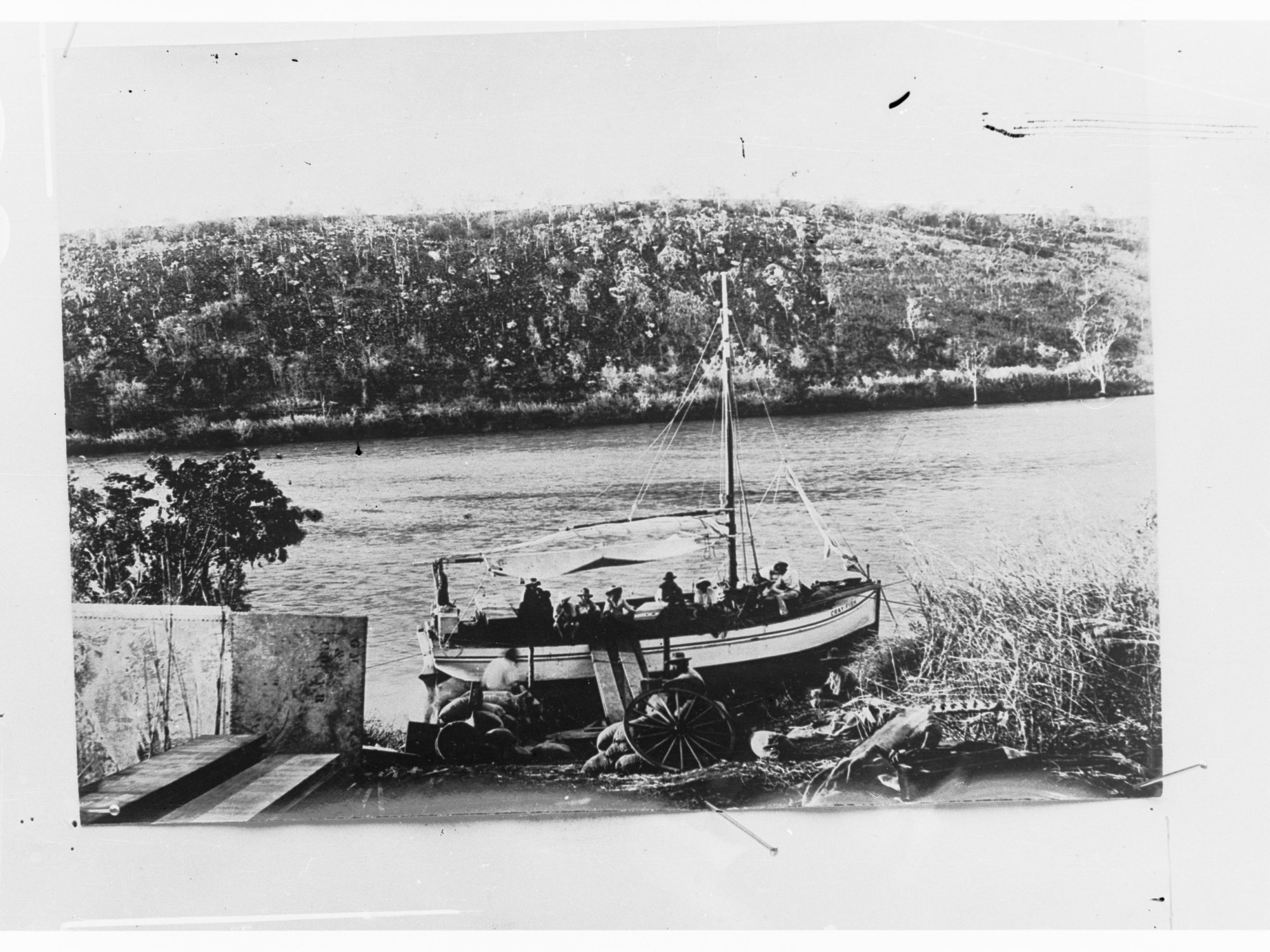 Northern Territory - unloading supplies from boat "Cray Fish" on Victoria River