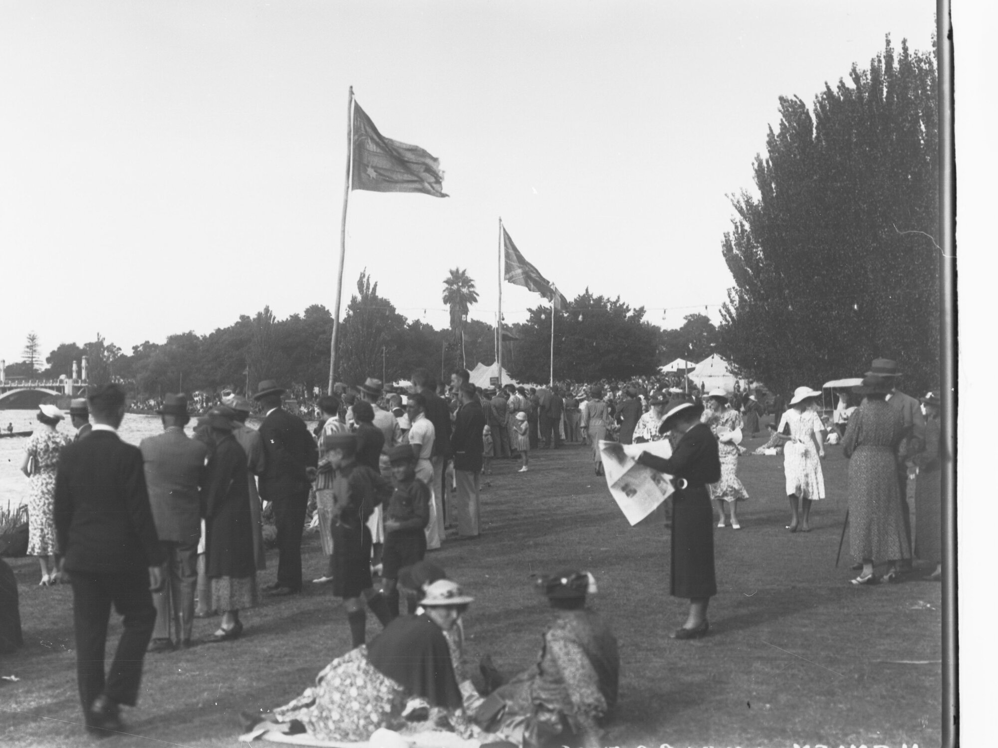 Crowds on banks of River Torrens