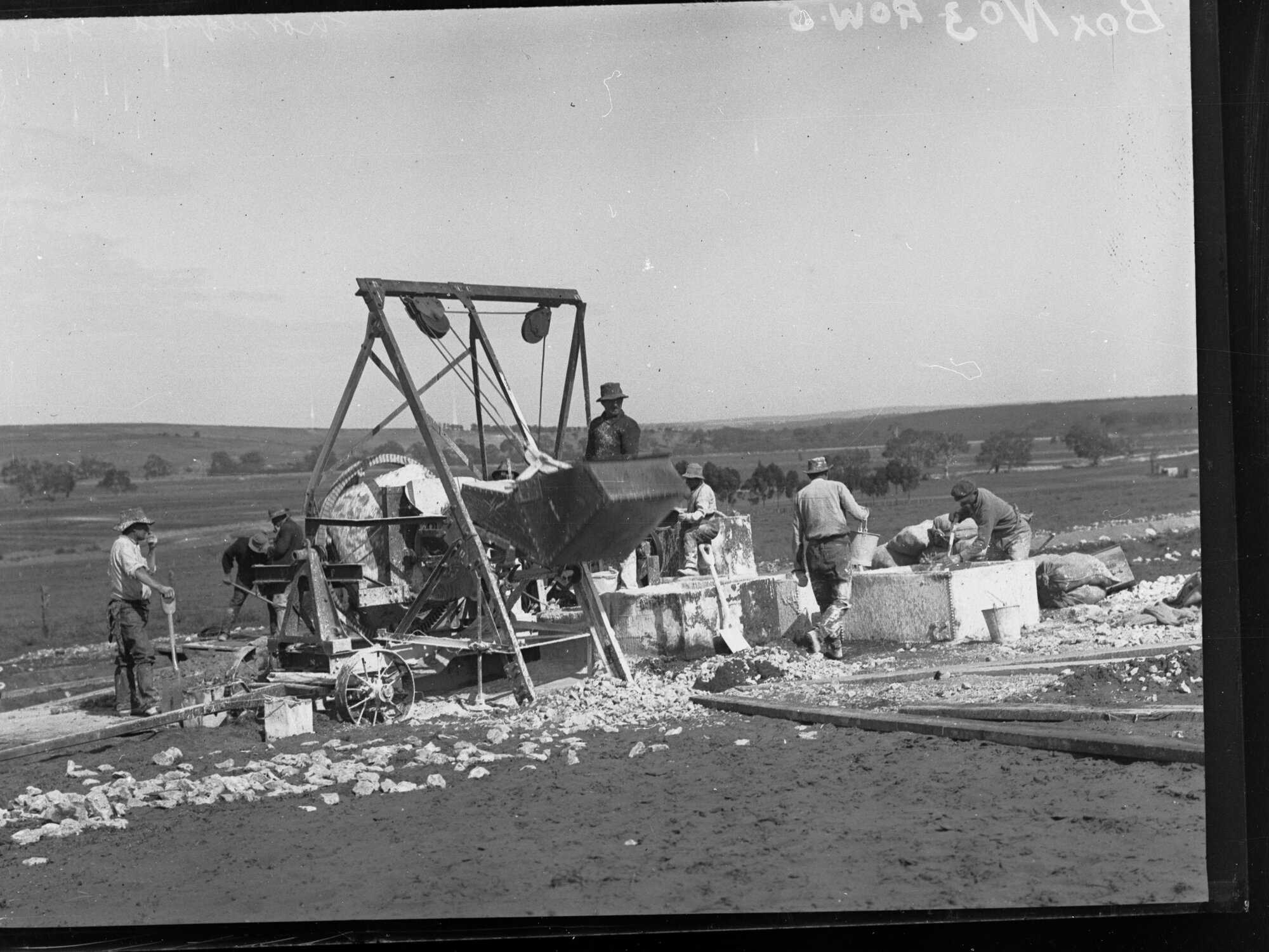 Concrete mixer at Mypolonga with Murray River in right background.  1913
