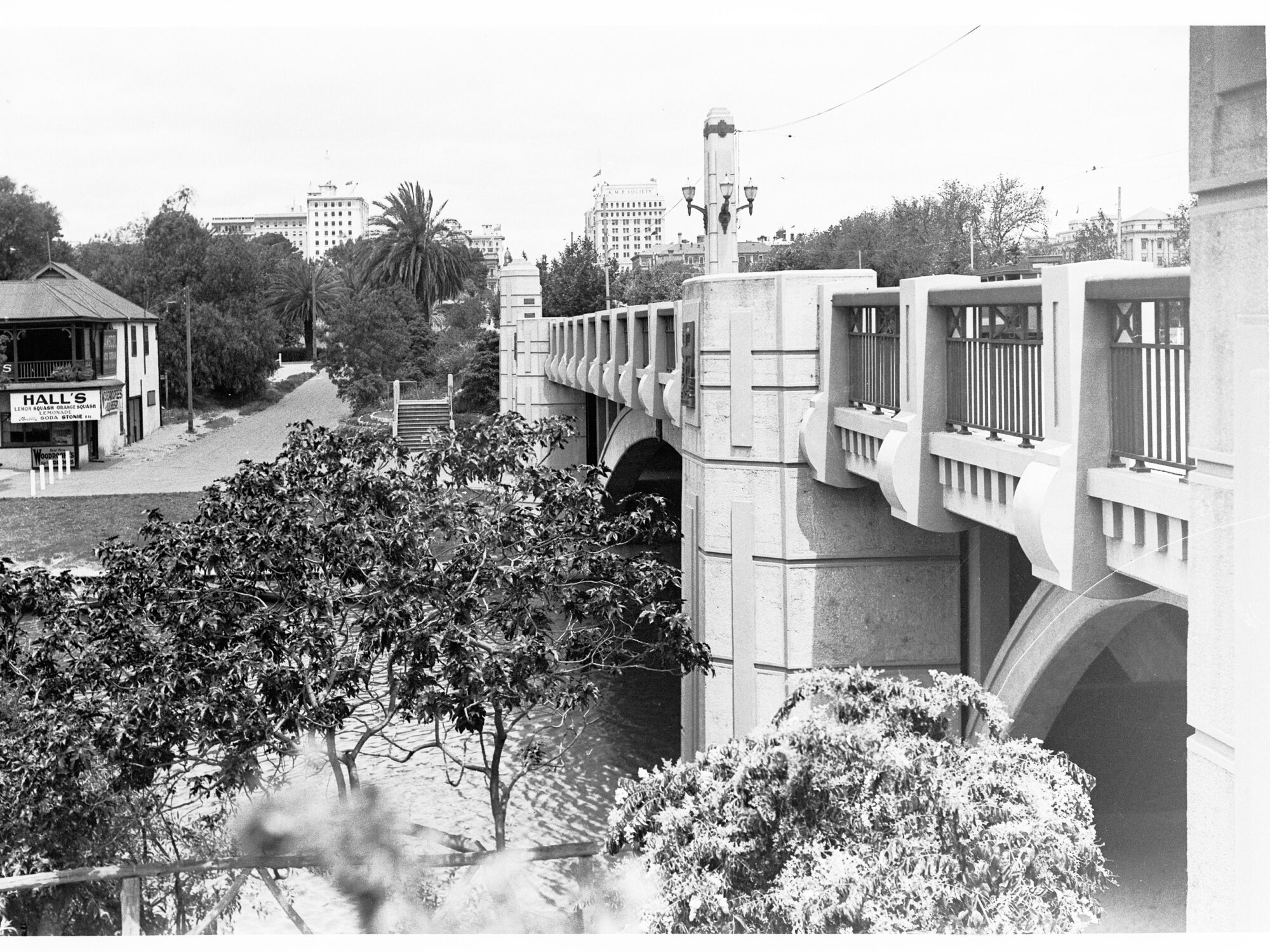 City Bridge on King William Road looking towards city - shows Jolleys Boat House and kiosk