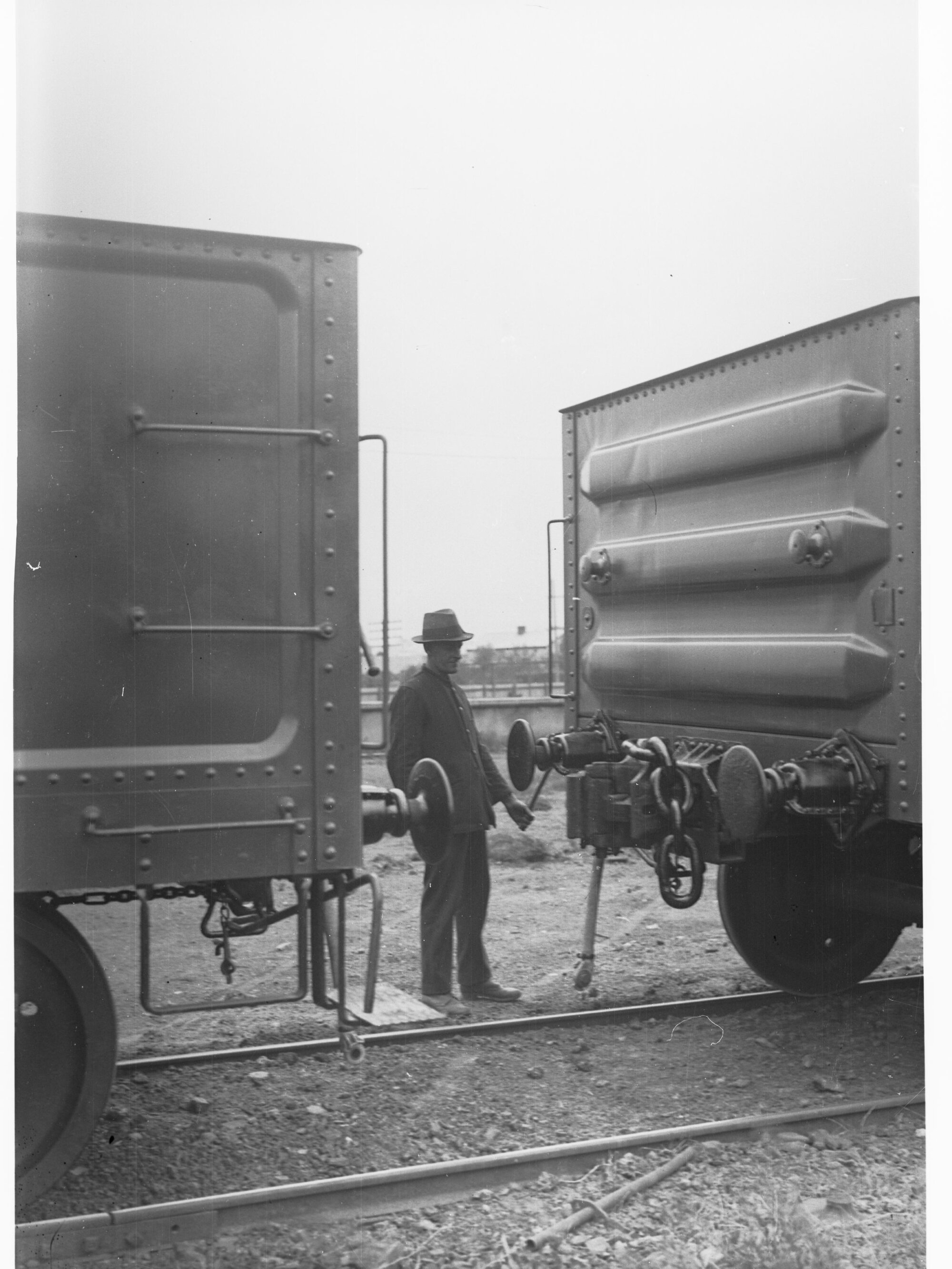 Automatic coupling on rail trucks