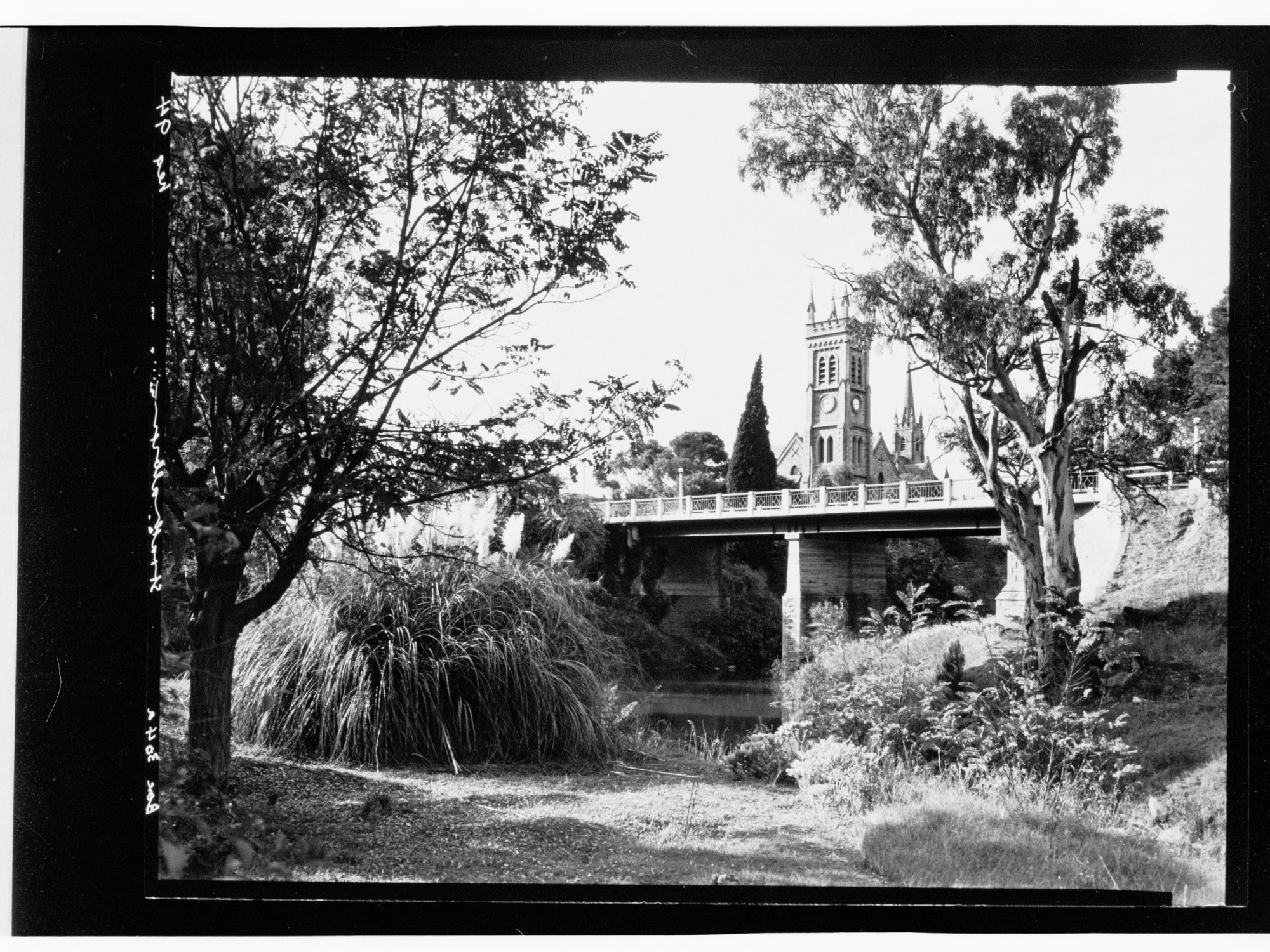 Strathalbyn - church behind bridge.