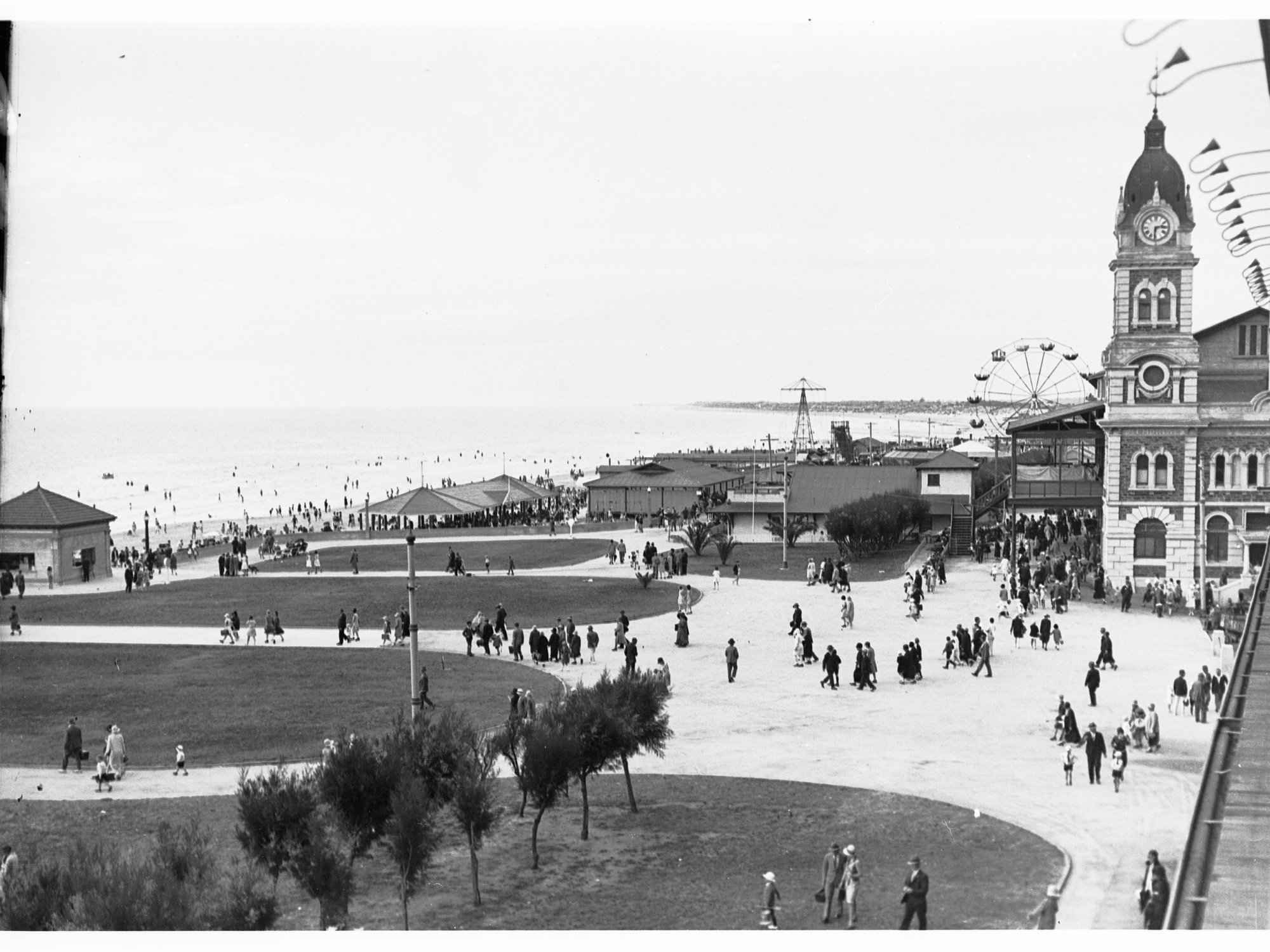 Glenelg foreshore - shows crowds and amusement park