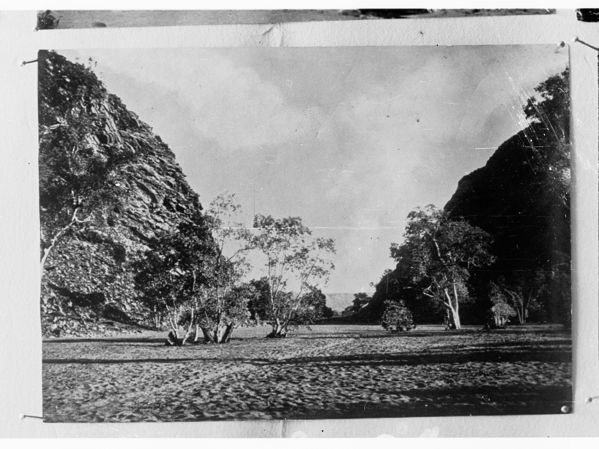 Northern Territory - scene showing rocky cliffs and bush